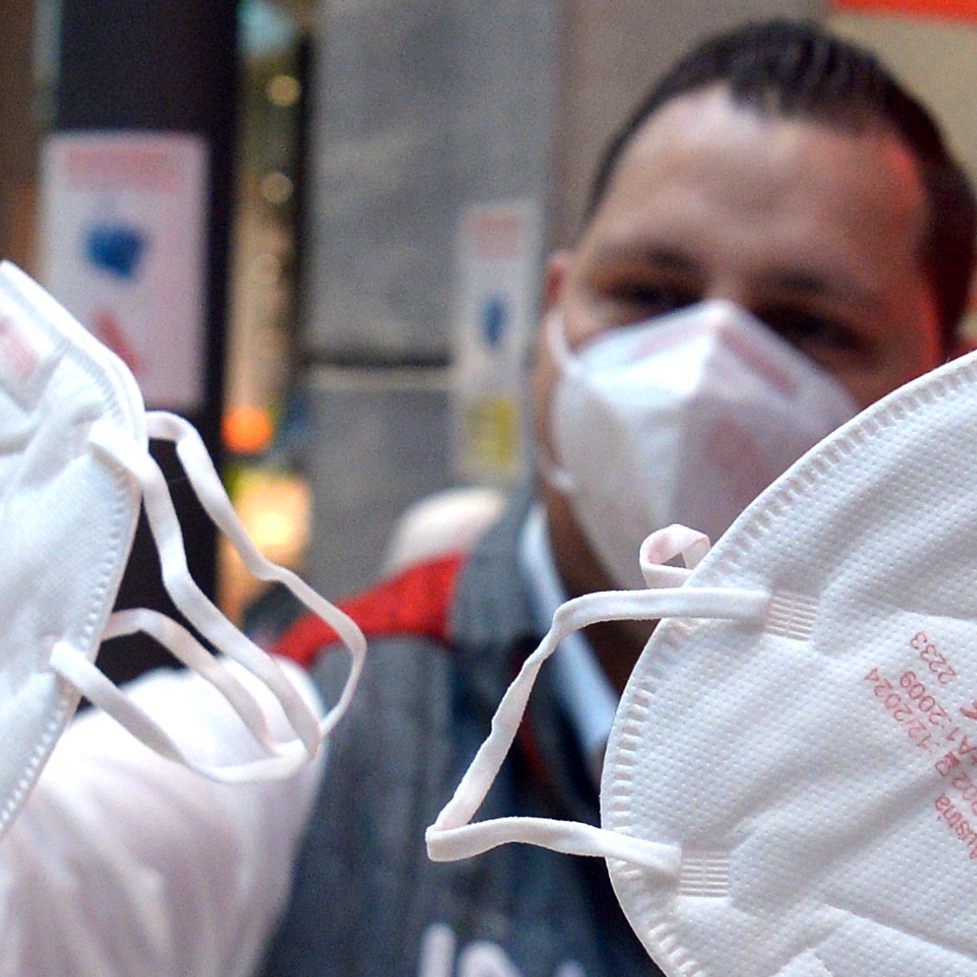 Es sei plausibel davon auszugehen, dass die Schutzmasken wesentlich zur Eindämmung des Coronavirus beitragen, so die deutschen Forscher.