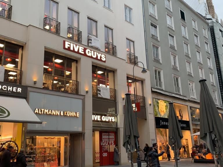 Der erste Five Guys eröffnete in Wien. Der erste Five Guys eröffnete in Wien.