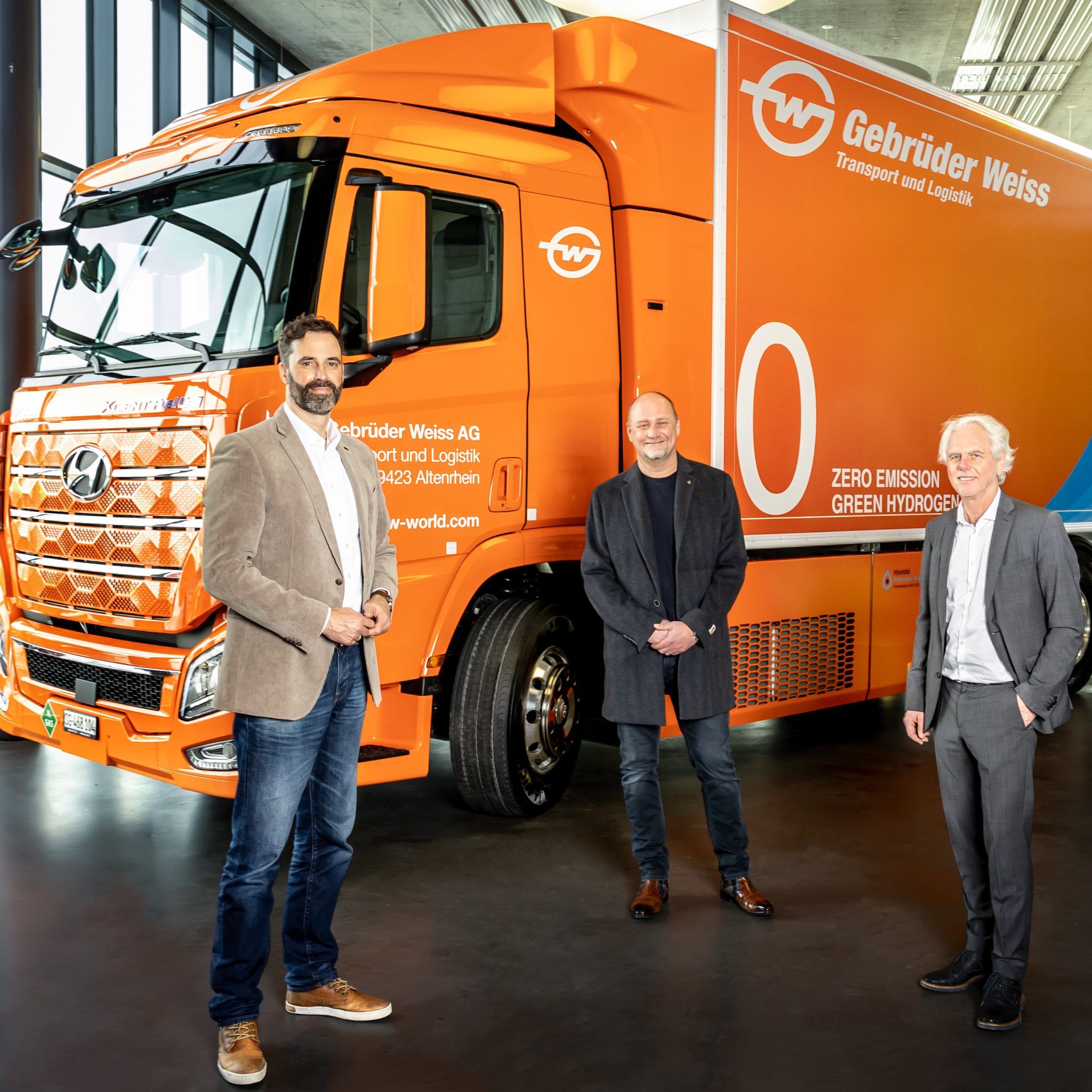 Bei der Übergabe des Wasserstoff-Lkw in Rothenburg