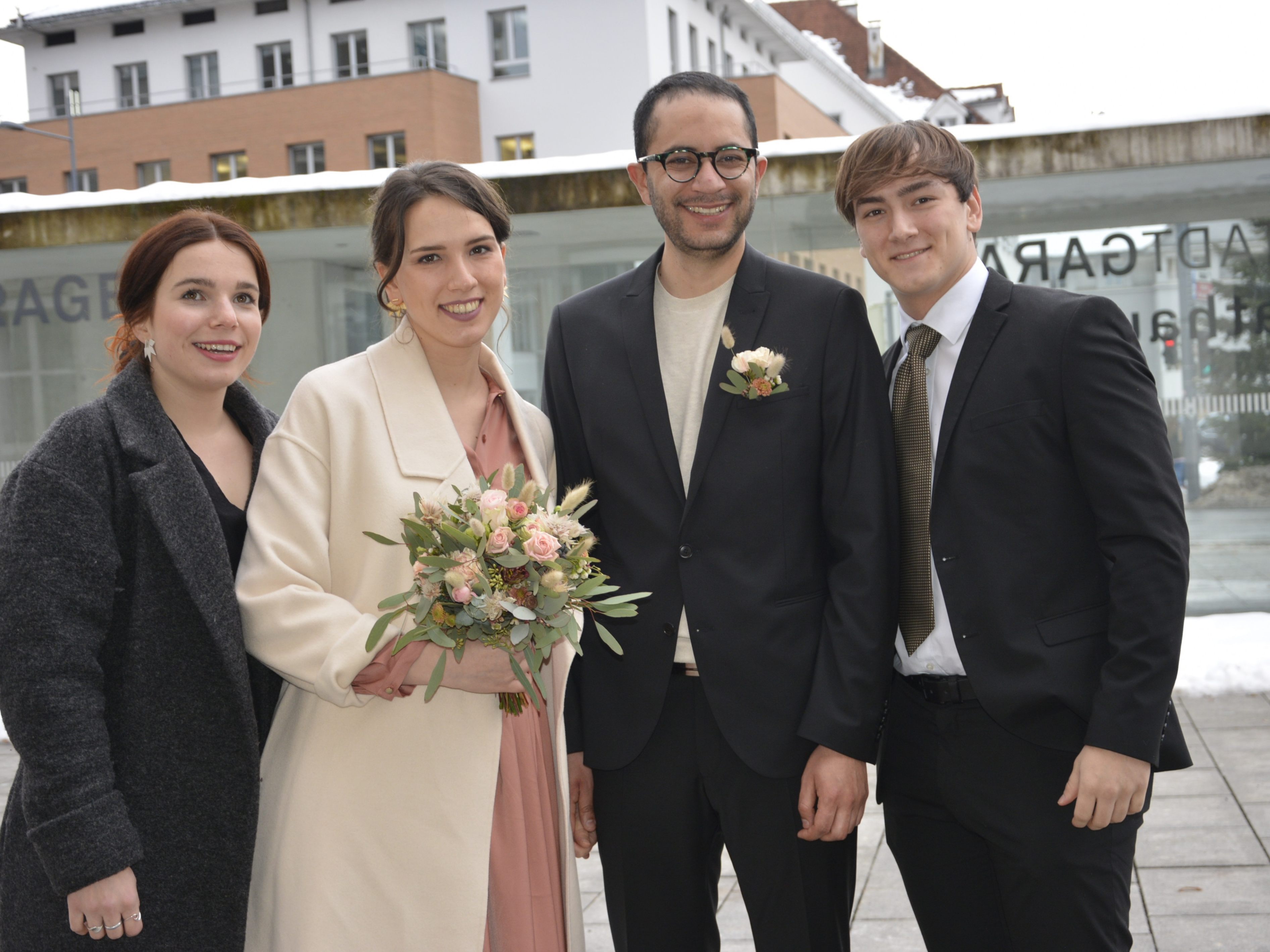 Das Brautpaar mit den Trauzeugen bei der standesamtlichen Hochzeit in Dornbirn. Das Brautpaar mit den Trauzeugen bei der standesamtlichen Hochzeit in Dornbirn.