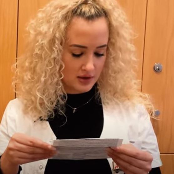 PKA Elisabeth liest aus einer Packungsbeilage die möglichen Nebenwirkungen vor.