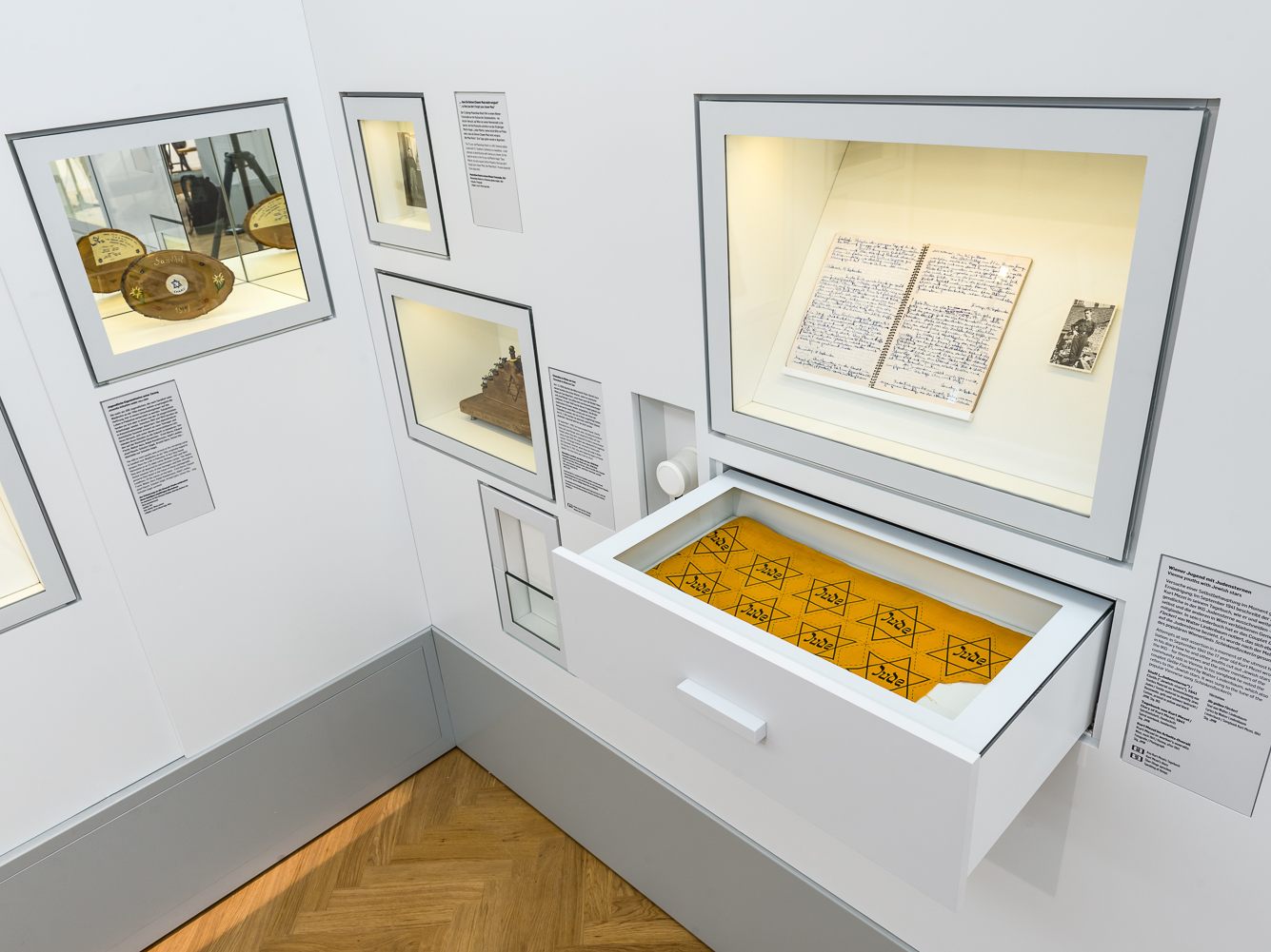 Das Jüdische Museum Wien hat anlässlich des Internationalen Holocaust-Gedenktages am morgigen Mittwoch ein neues Jahrbuch herausgegeben. Das Jüdische Museum Wien hat anlässlich des Internationalen Holocaust-Gedenktages am morgigen Mittwoch ein neues Jahrbuch herausgegeben.
