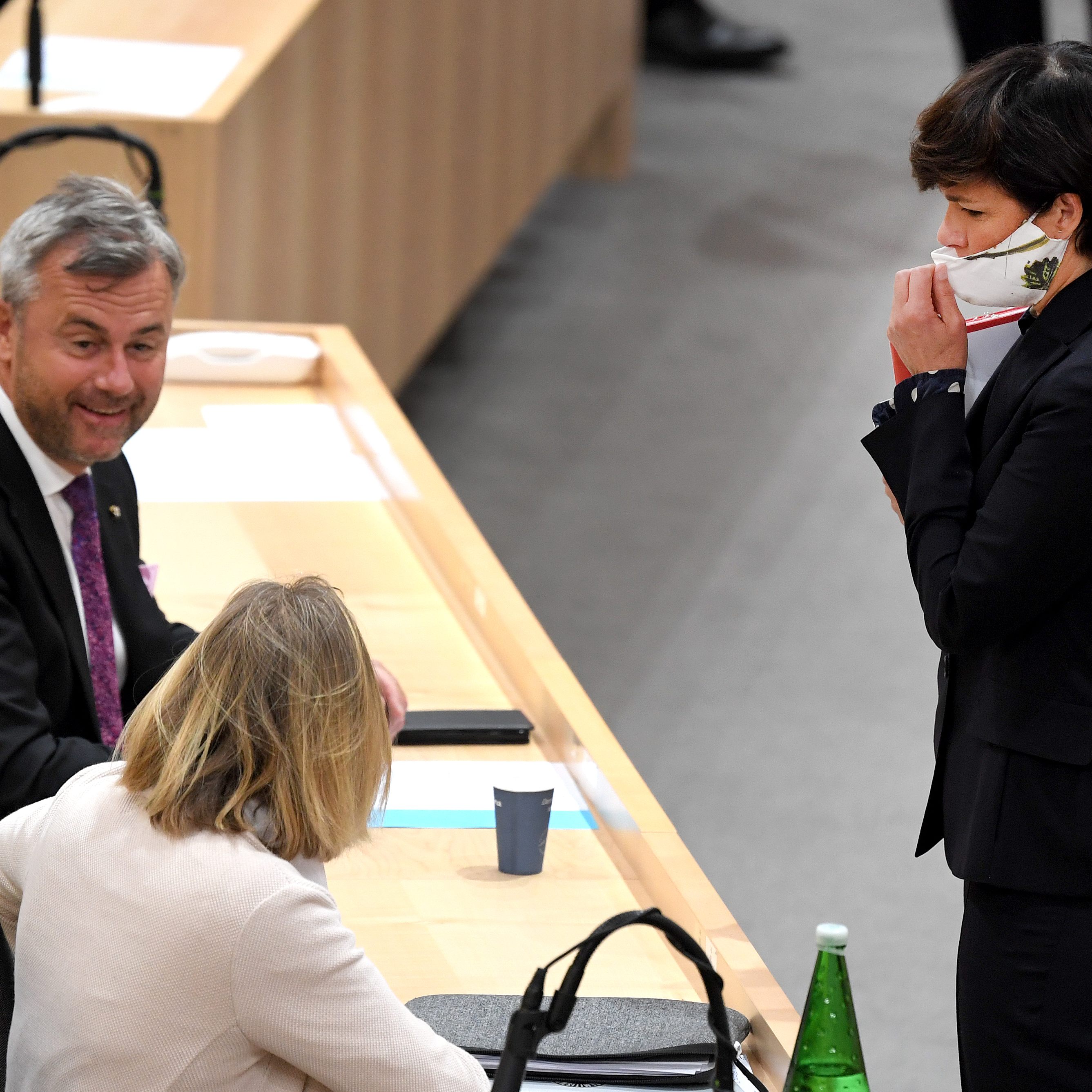 Oppositionsblockade verlängert Lockdown.