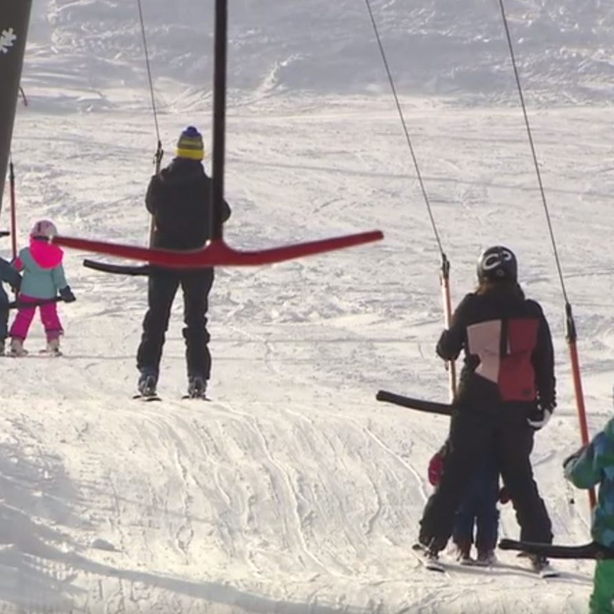 Die Einheimischen strömen in die kleine Skigebiete im Land.