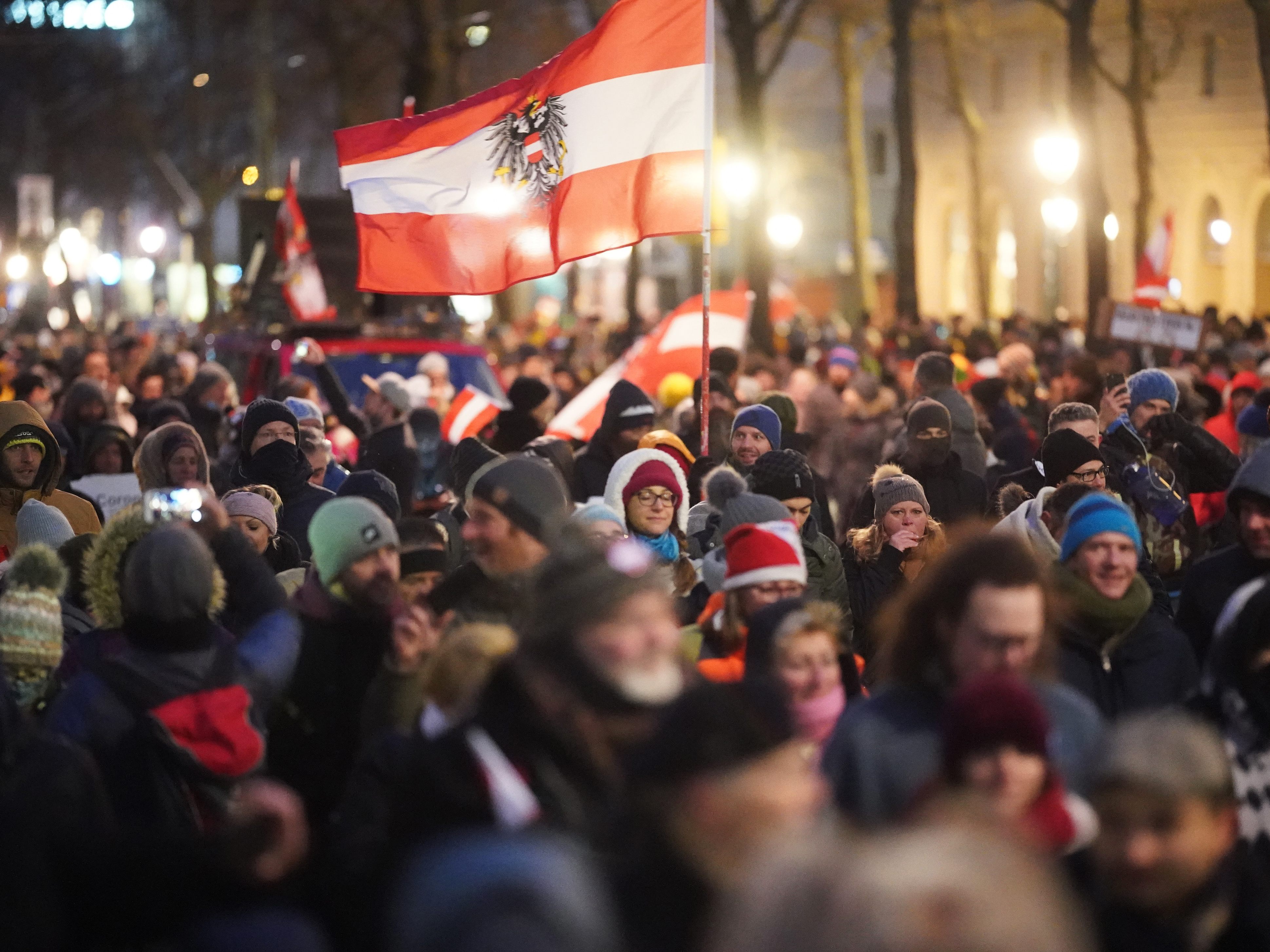 Zur letzten Corona-Demo in Wien kamen Tausende Menschen - mehrheitlich ohne Maske. Zur letzten Corona-Demo in Wien kamen Tausende Menschen - mehrheitlich ohne Maske.