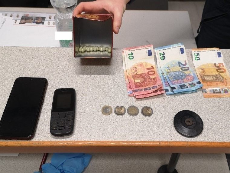 Die Drogen konnten sichergestellt werden. Die Drogen konnten sichergestellt werden.