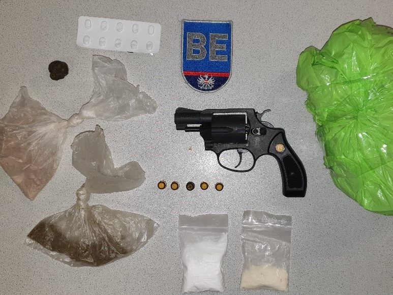 Die Polizei nahm dem Mann mehrere Drogen und eine Gaspistole ab.