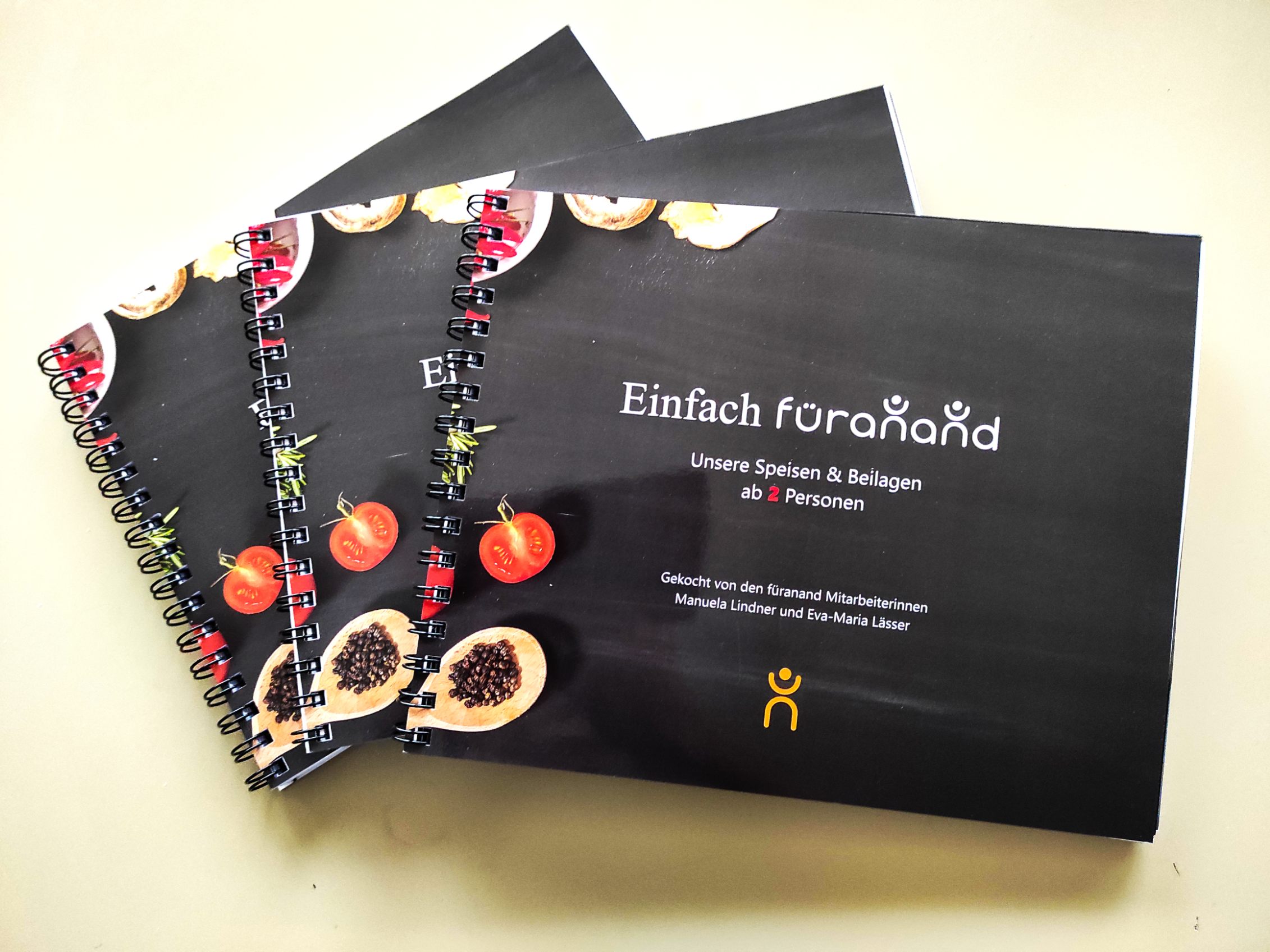Das Füranand-Kochbuch bietet Rezepte, die einfach nachzukochen sind und schmackhafte Gerichte auf den Tisch zaubern. Das Füranand-Kochbuch bietet Rezepte, die einfach nachzukochen sind und schmackhafte Gerichte auf den Tisch zaubern.