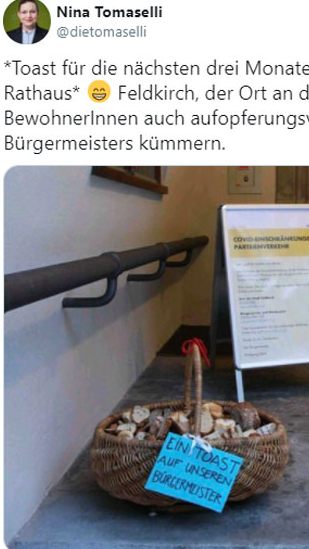 "Ein Toast auf unseren Bürgermeister" vor dem Feldkircher Rathaus.