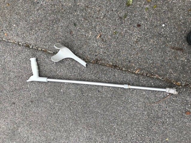 Mit dieser Krücke ging der 19-Jährige auf den älteren Mann und Polizisten los Mit dieser Krücke ging der 19-Jährige auf den älteren Mann und Polizisten los