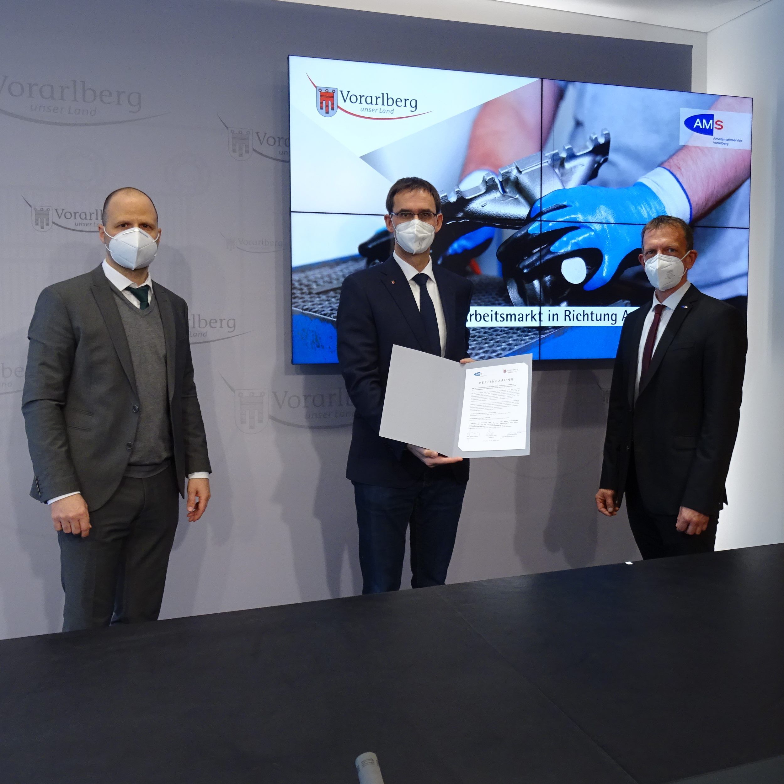 Land und AMS weiten beschäftigungspolitische Maßnahmen zur Krisenbewältigung deutlich aus.