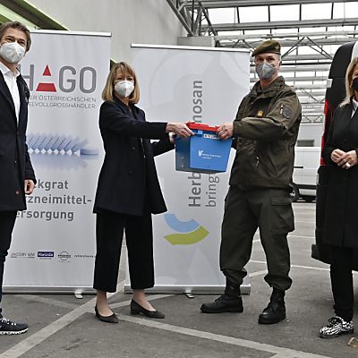 Verteidigungsministerin Tanner nimmt AstraZeneca-Vakzine in Empfang