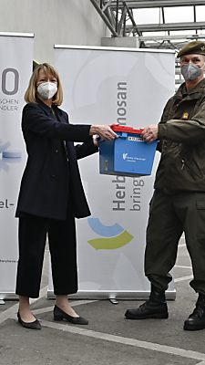 Verteidigungsministerin Tanner nimmt AstraZeneca-Vakzine in Empfang