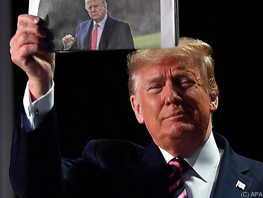 Trump in Jubelpose nach erstem Freispruch im Vorjahr Trump in Jubelpose nach erstem Freispruch im Vorjahr