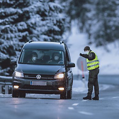 An 44 Kontrollpunkten werden Fahrzeuge angehalten