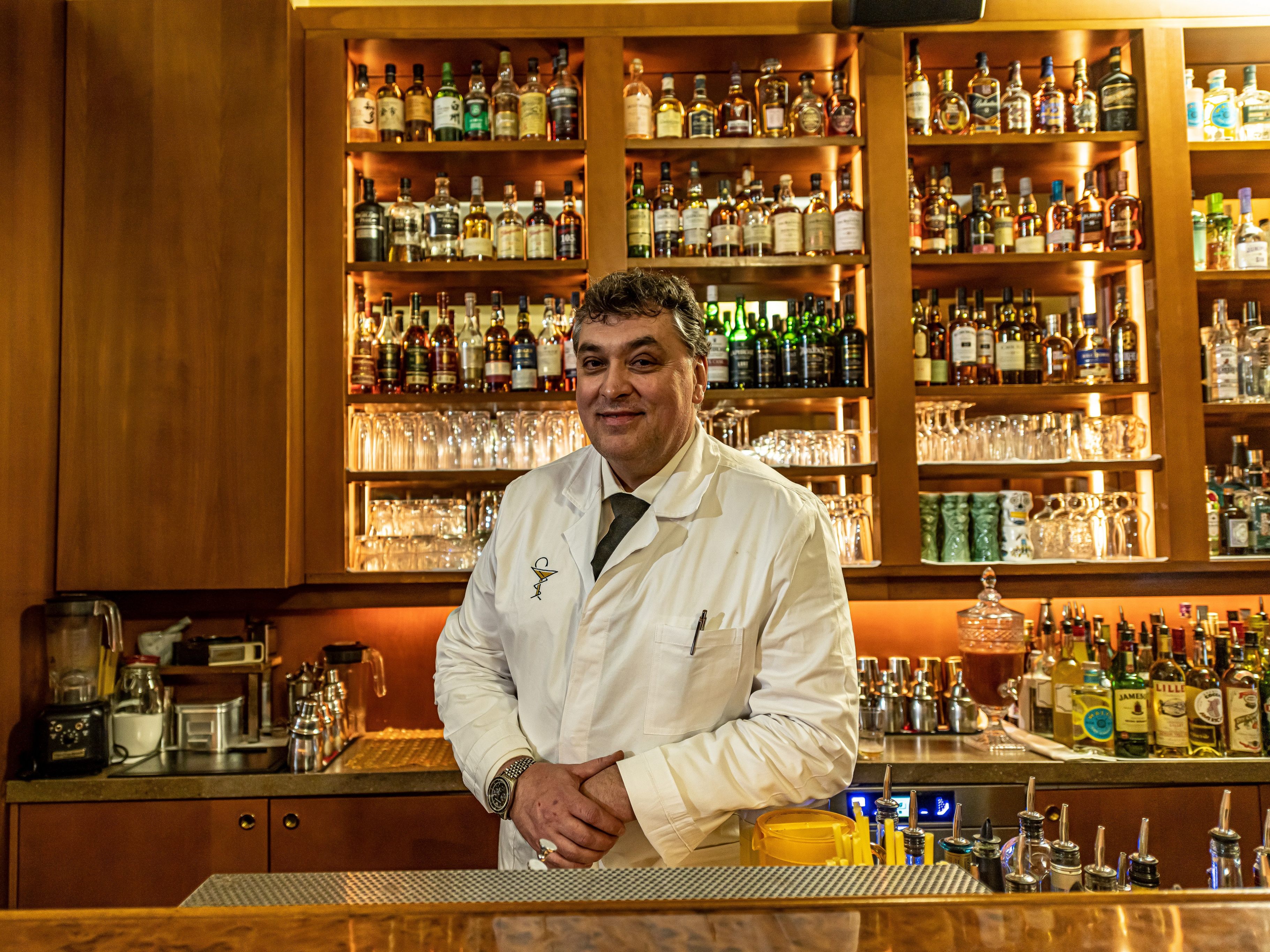 Barkeeper Kaiser ist gelernter Apotheker. Barkeeper Kaiser ist gelernter Apotheker.