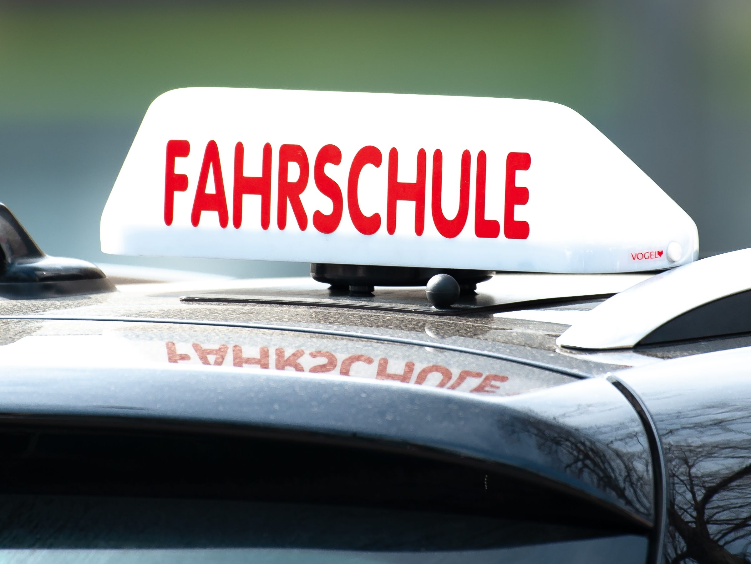 Bei den Online-Kursen muss sichergestellt werden, dass die Schüler mit den Lehrpersonen interagieren können. Bei den Online-Kursen muss sichergestellt werden, dass die Schüler mit den Lehrpersonen interagieren können.