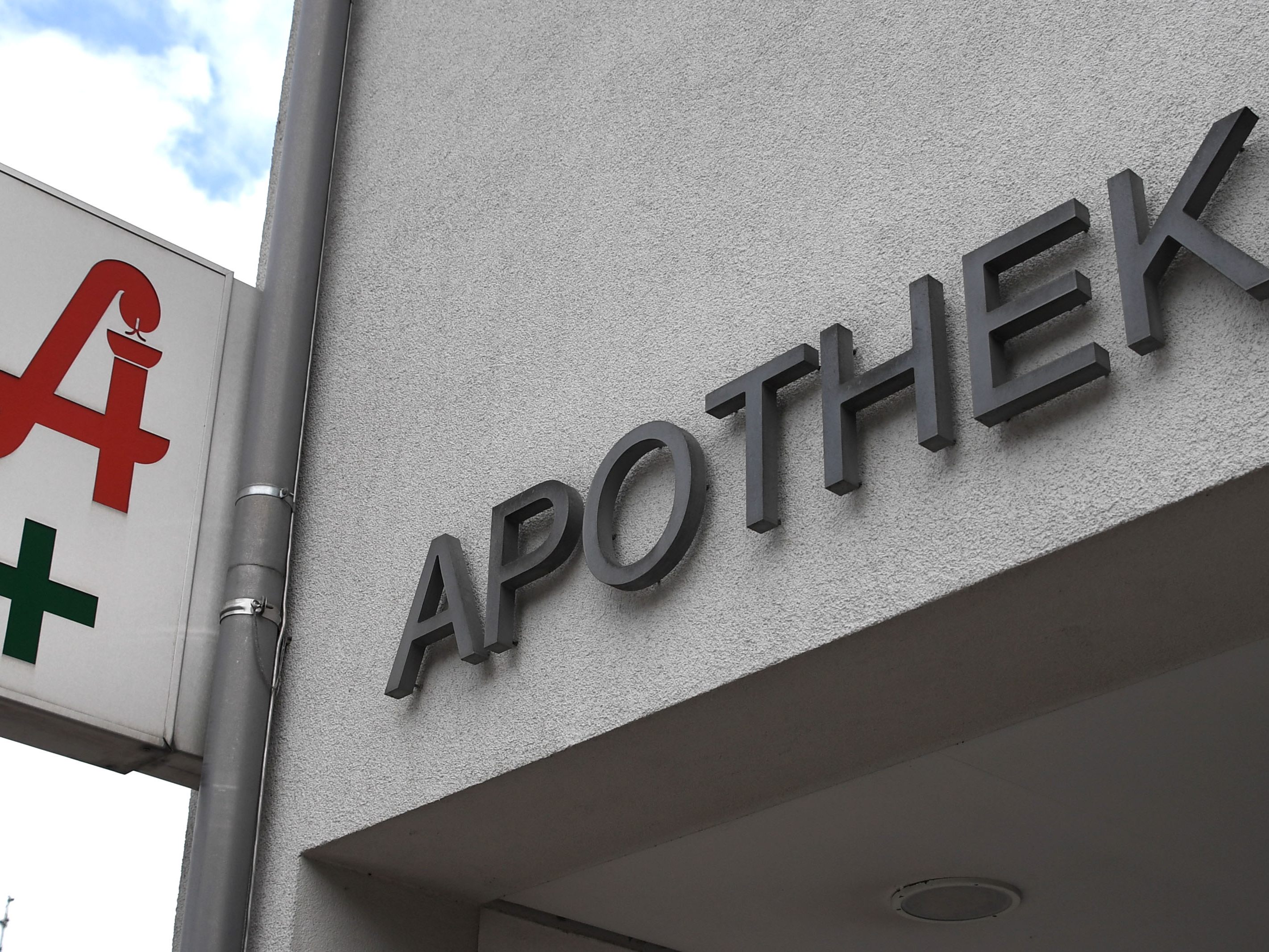 Ein Beamter wurde bei dem Polizeieinsatz in der Wiener Apotheke verletzt. Ein Beamter wurde bei dem Polizeieinsatz in der Wiener Apotheke verletzt.