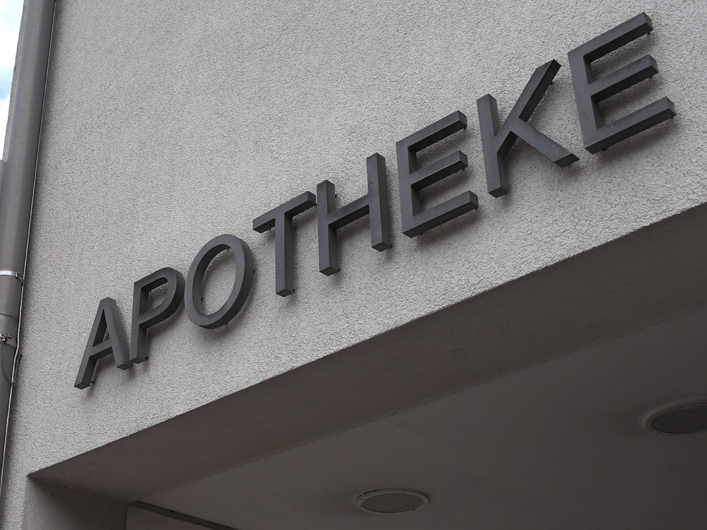 Die Ärztekammer kritisiert die Ausschlusskriterien bei den gratis Corona-Selbsttests in den Apotheken und der Pensionistenverband befürchtet ein Anstell-Chaos. Die Ärztekammer kritisiert die Ausschlusskriterien bei den gratis Corona-Selbsttests in den Apotheken und der Pensionistenverband befürchtet ein Anstell-Chaos.