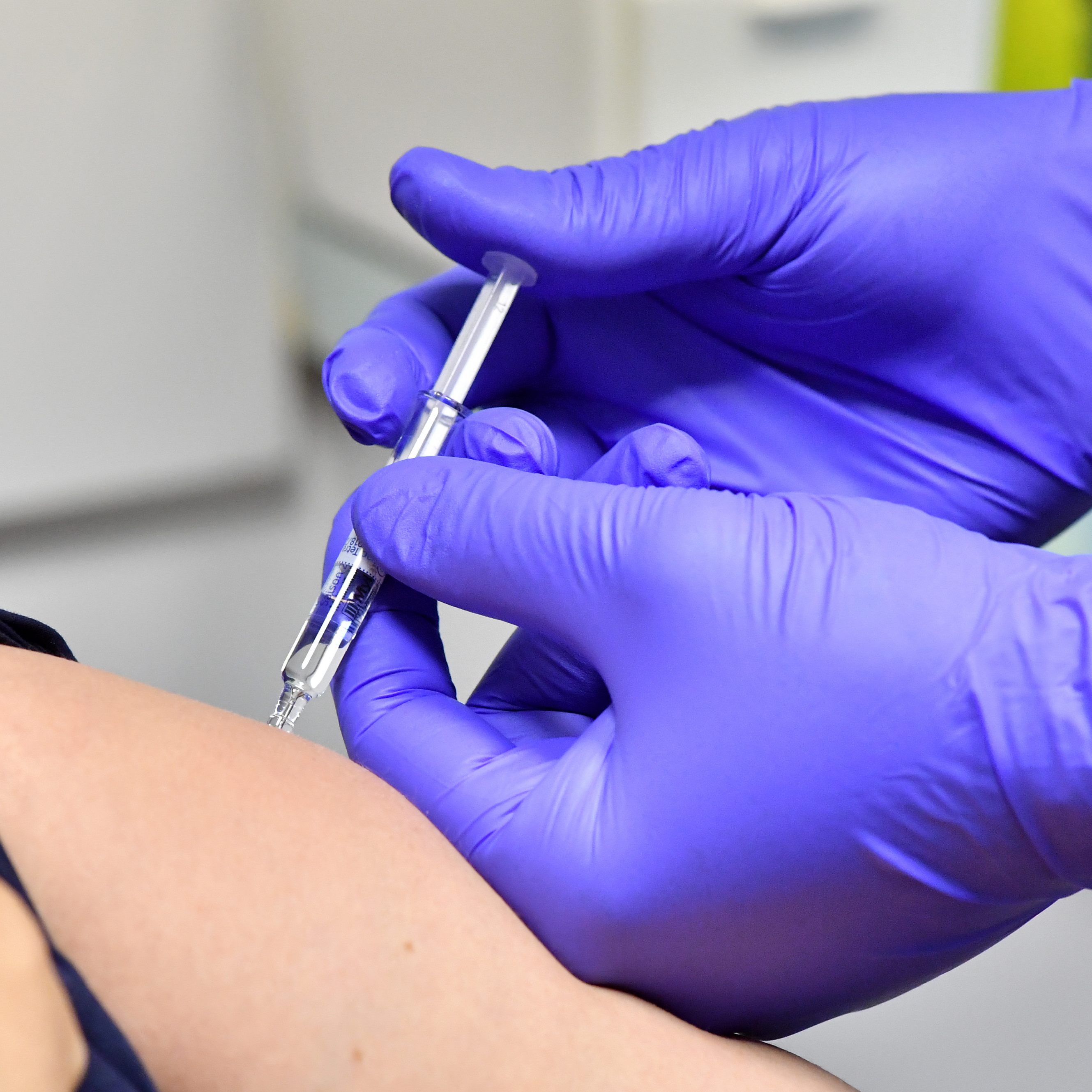 Coronavirus-Impfung: Kopfschmerz, Müdigkeit, Fieber die häufigsten Nebenwirkungen.