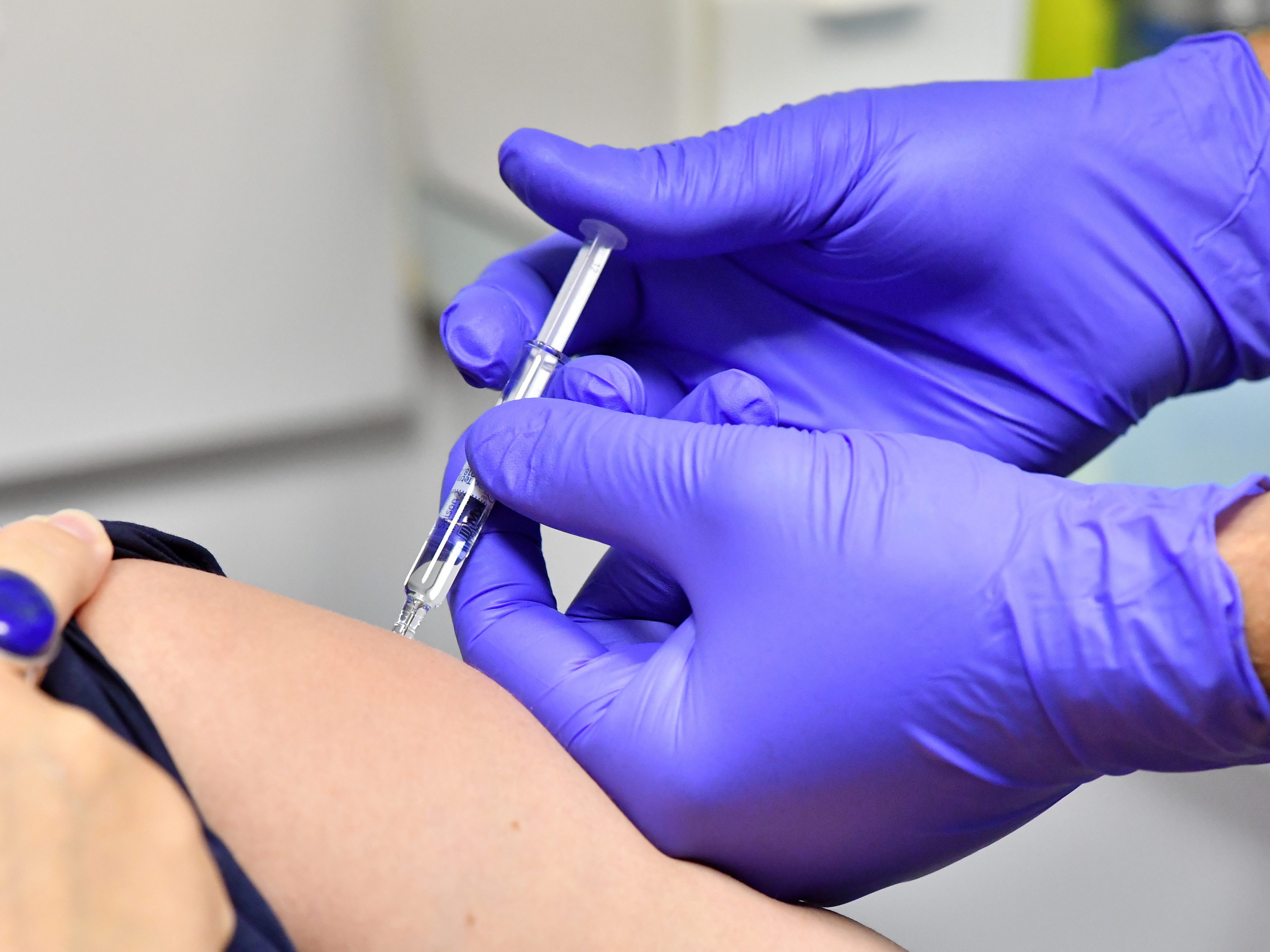 Coronavirus-Impfung: Kopfschmerz, Müdigkeit, Fieber die häufigsten Nebenwirkungen. Coronavirus-Impfung: Kopfschmerz, Müdigkeit, Fieber die häufigsten Nebenwirkungen.