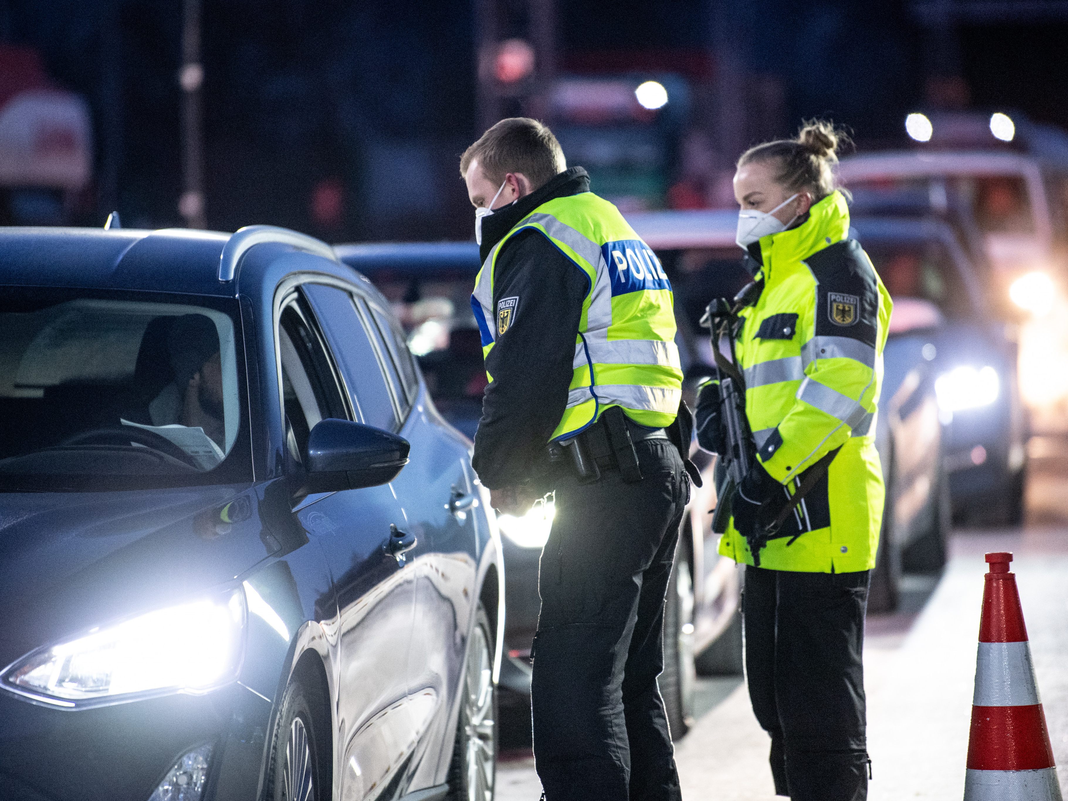 Die Grenzkontrollen werden um weitere acht Tage verlängert. Die Grenzkontrollen werden um weitere acht Tage verlängert.