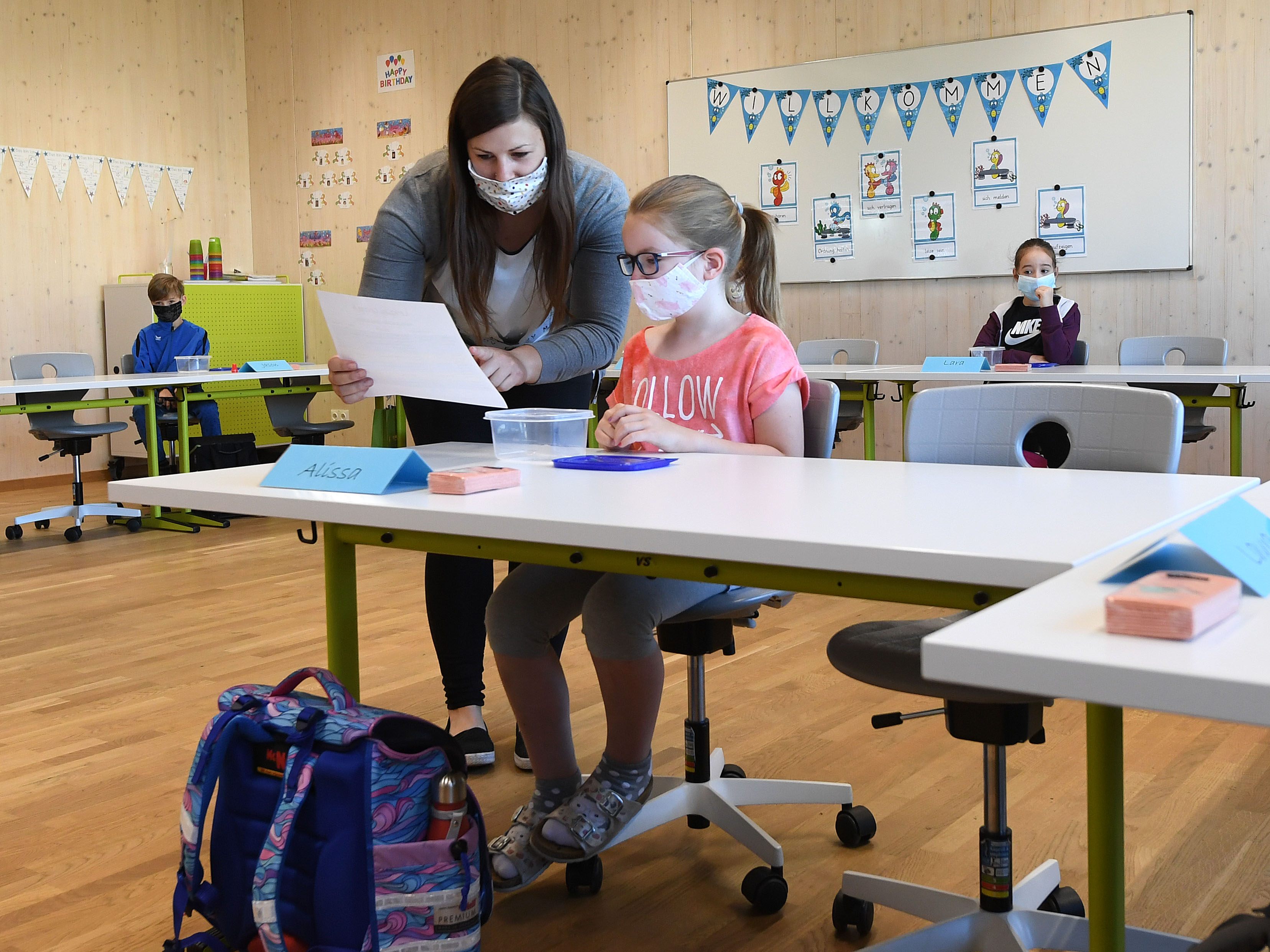 Nur Schüler in Übergangsklassen sollen die Schulnachricht am Freitag bekommen. Nur Schüler in Übergangsklassen sollen die Schulnachricht am Freitag bekommen.