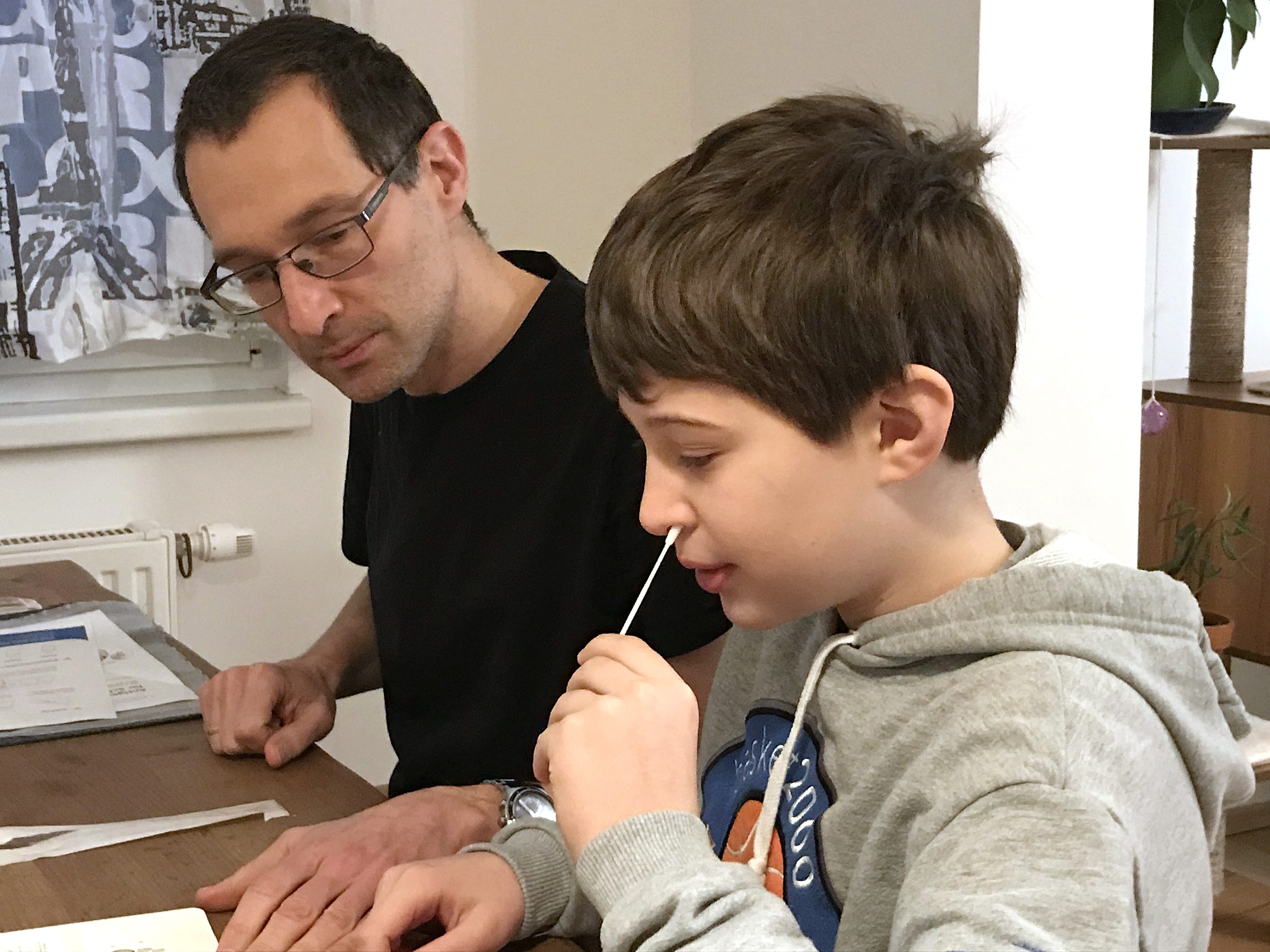 Die Schüler werden den "Nasenbohrertests" selbst durchführen. Die Schüler werden den "Nasenbohrertests" selbst durchführen.