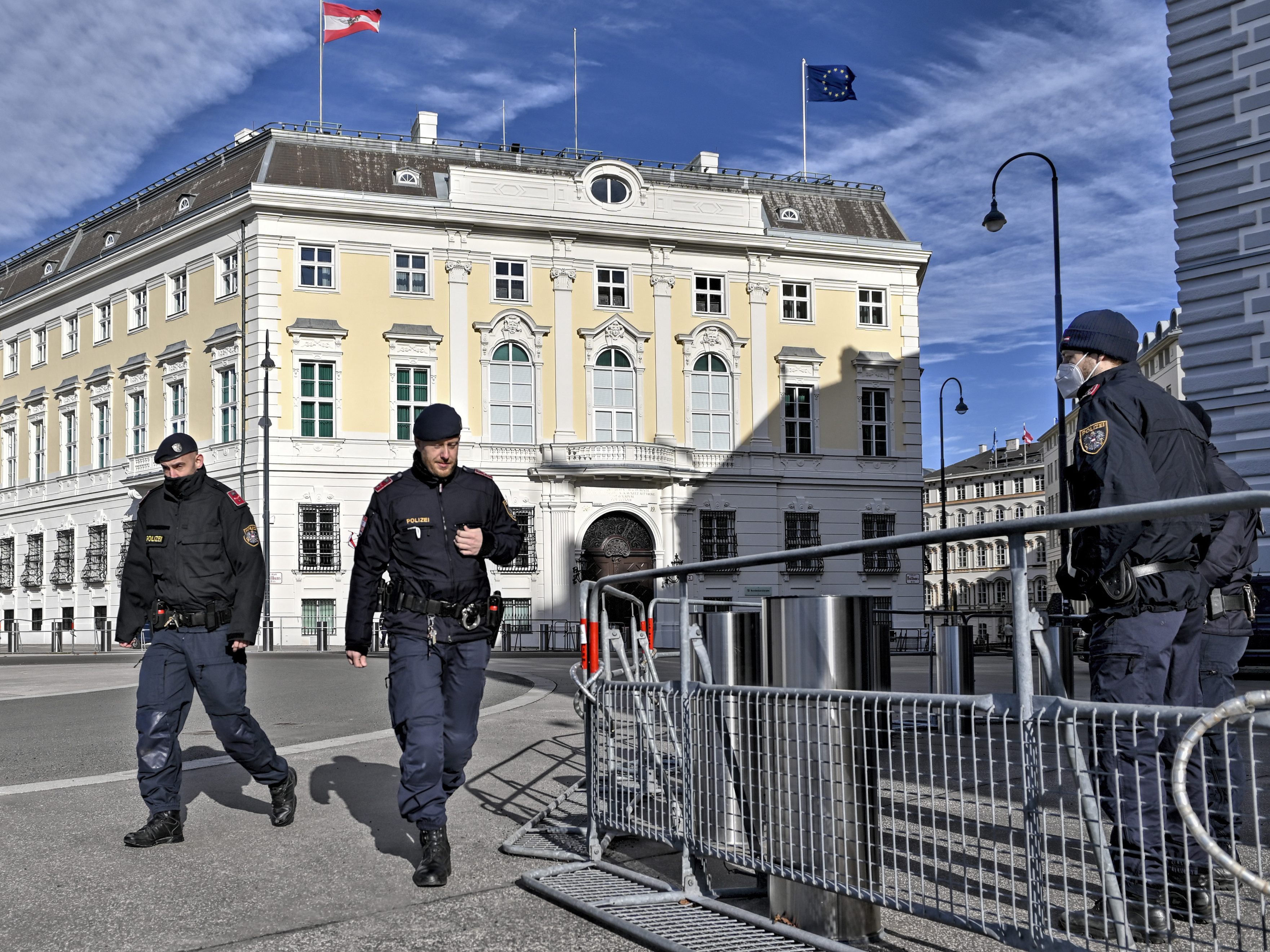 Obwohl große Corona-Demos untersagt wurden, wird die Polizei in der Innenstadt im Einsatz sein. Obwohl große Corona-Demos untersagt wurden, wird die Polizei in der Innenstadt im Einsatz sein.
