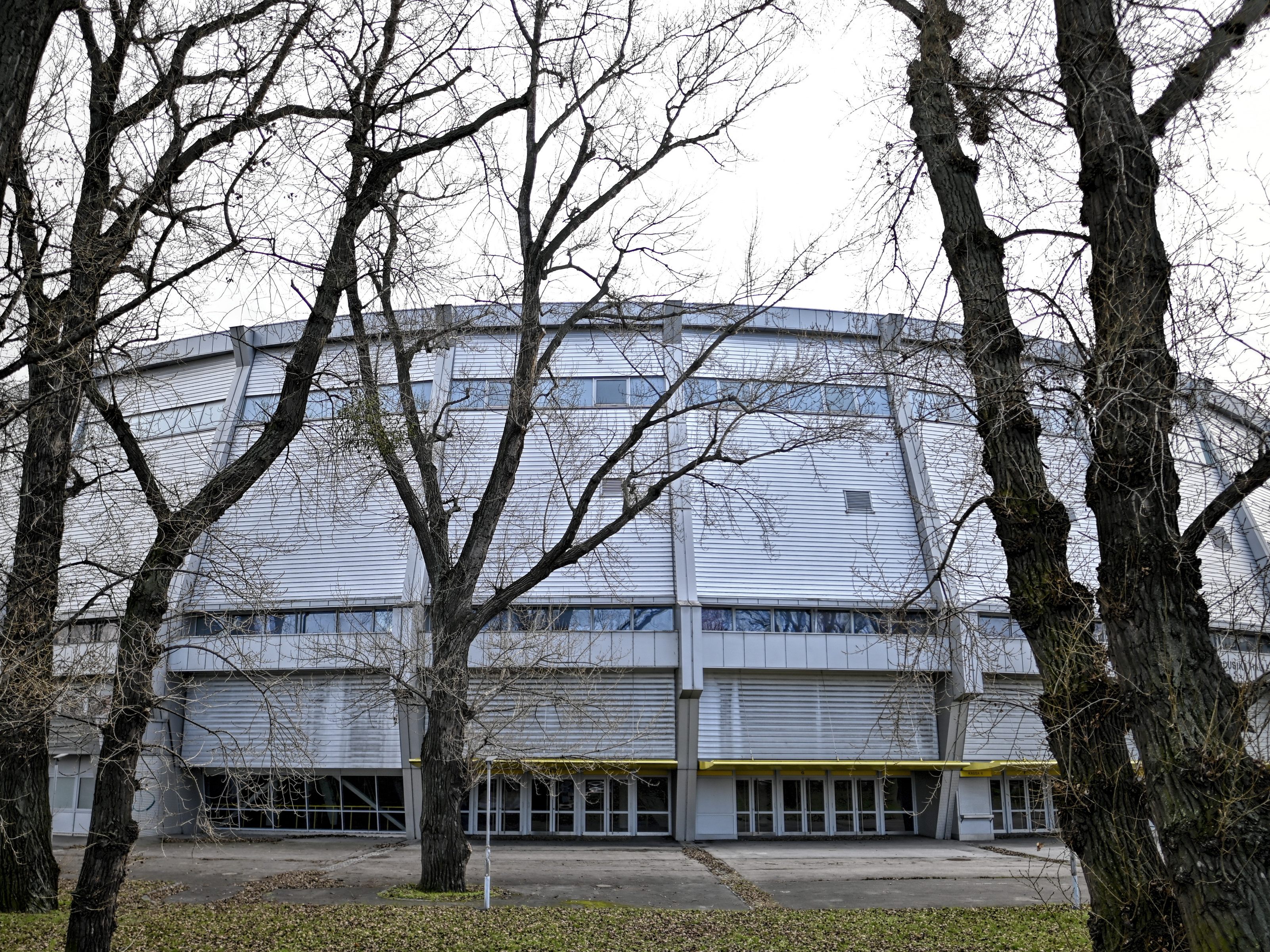 Mit der neuen Corona-Teststraße im Ferry-Dusika-Stadion wird das Happel-Stadion zum reinen Drive-In. Mit der neuen Corona-Teststraße im Ferry-Dusika-Stadion wird das Happel-Stadion zum reinen Drive-In.