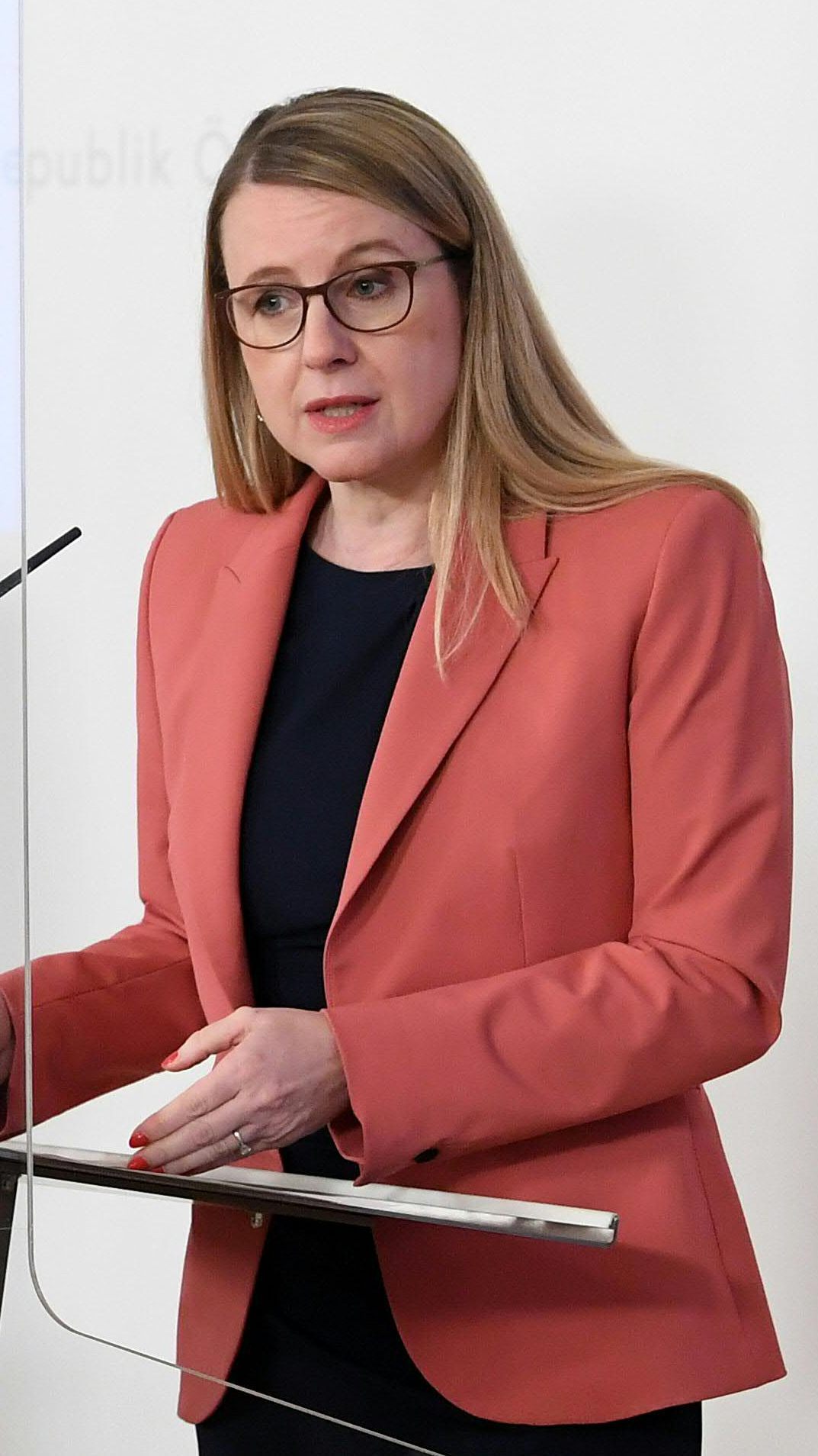 Arbeitsminister Martin Kocher (ÖVP), Finanzminister Gernot Blümel (ÖVP) und Wirtschaftsministerin Margarete Schramböck (ÖVP).