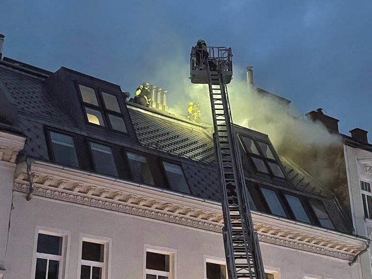Mehr als drei Stunden stand die Feuerwehr im Einsatz gegen die Flammen. Mehr als drei Stunden stand die Feuerwehr im Einsatz gegen die Flammen.