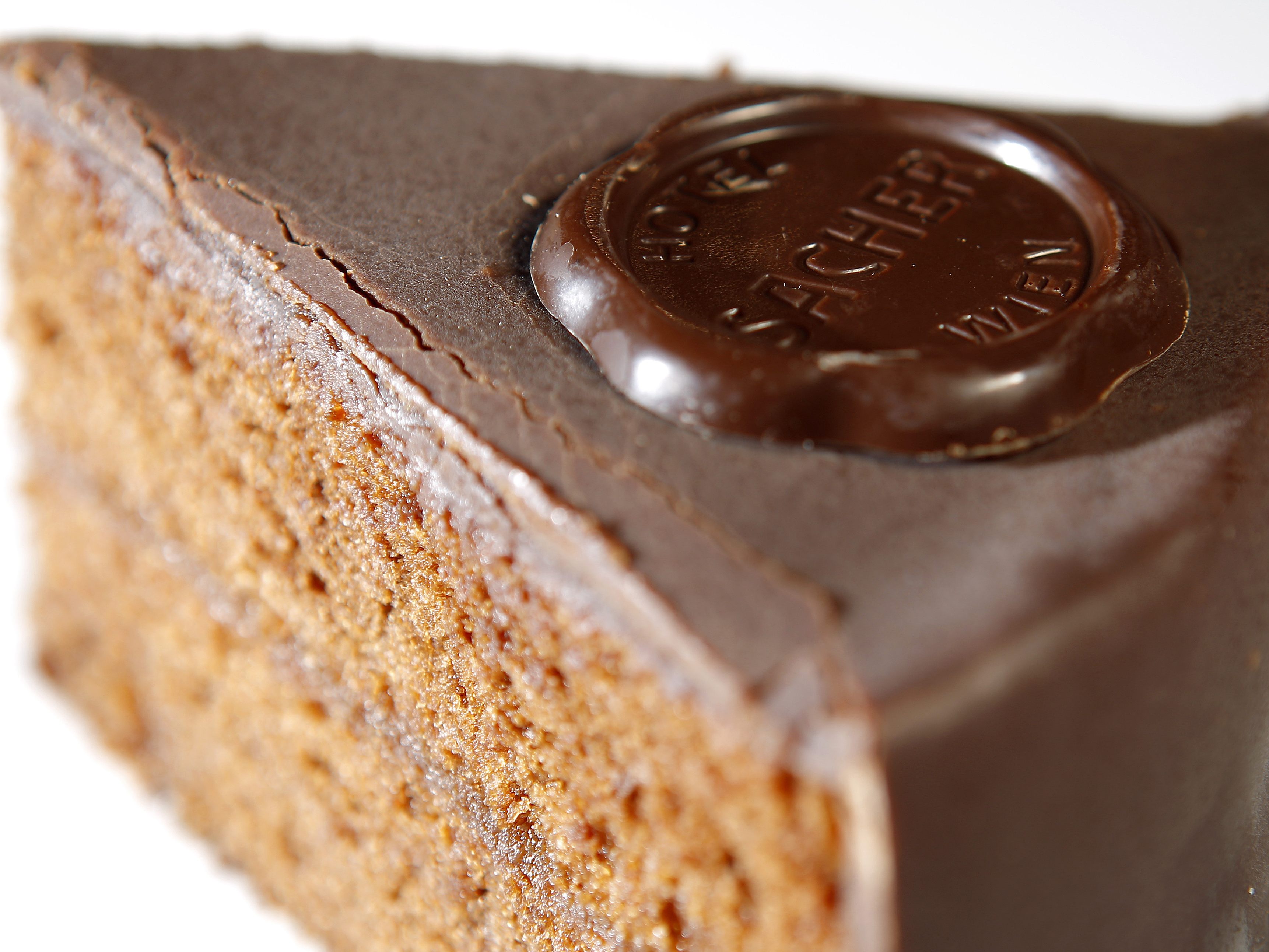 Mit SACHER DRIVE HOME kommt die Original Sacher-Torte kostenlos an die Wunschadresse.