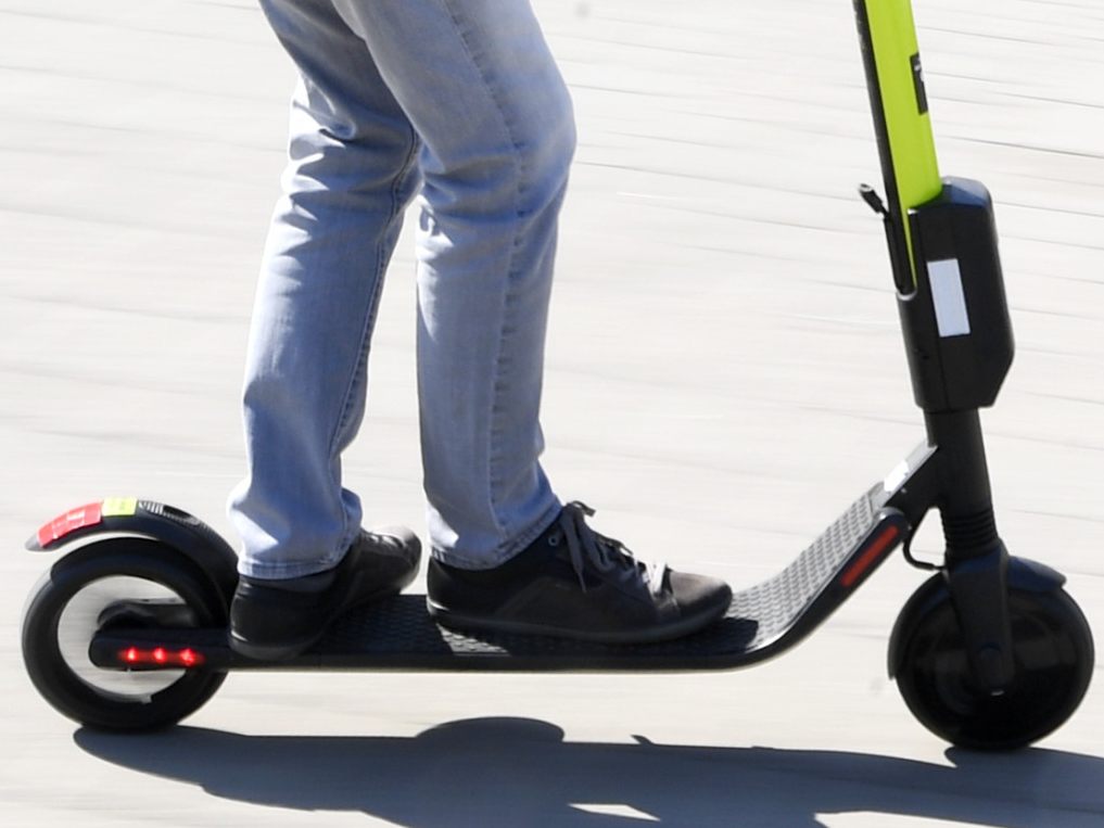Der E-Scooter-Fahrer wurde am Kopf verletzt. Der E-Scooter-Fahrer wurde am Kopf verletzt.
