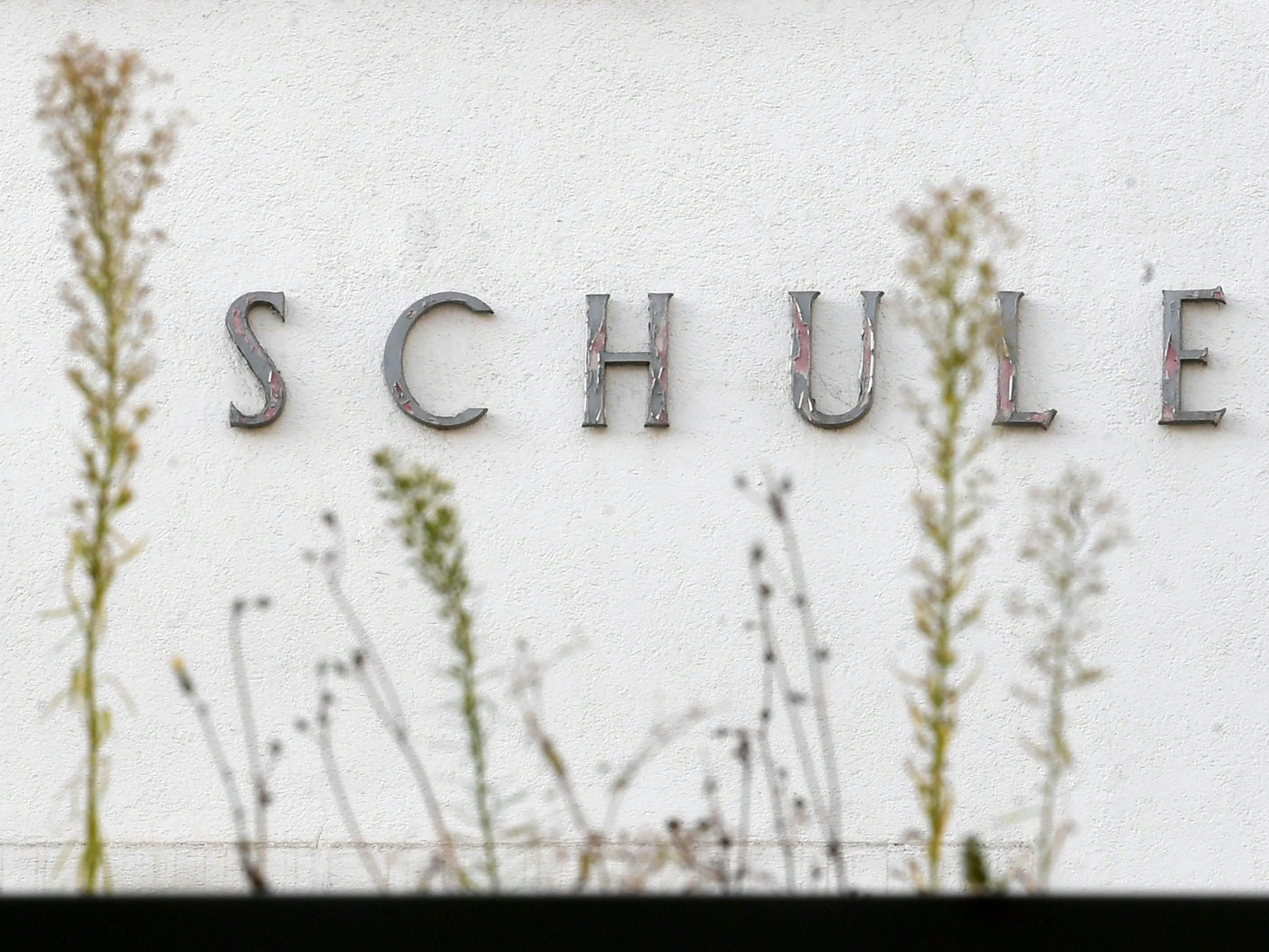 Alle Fragen und Antworten rund um den Rückkehr an die Schulen finden Sie hier. Alle Fragen und Antworten rund um den Rückkehr an die Schulen finden Sie hier.