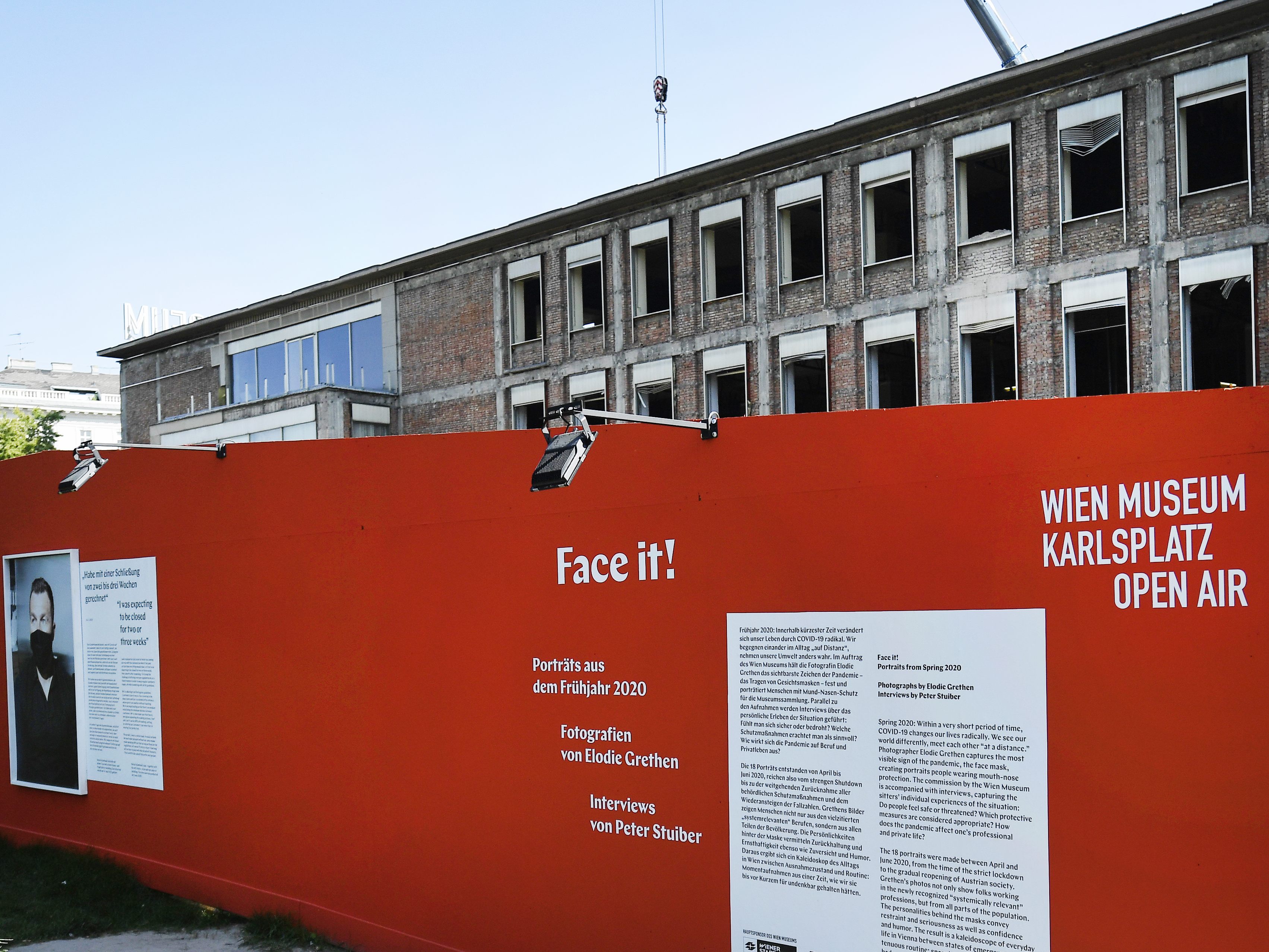 Nicht zum ersten Mal gibt es am Bauzaun des Wien Museums eine Schau - die Institution präsentiert nun Fotoarbeiten von Wojciech Czaja Nicht zum ersten Mal gibt es am Bauzaun des Wien Museums eine Schau - die Institution präsentiert nun Fotoarbeiten von Wojciech Czaja