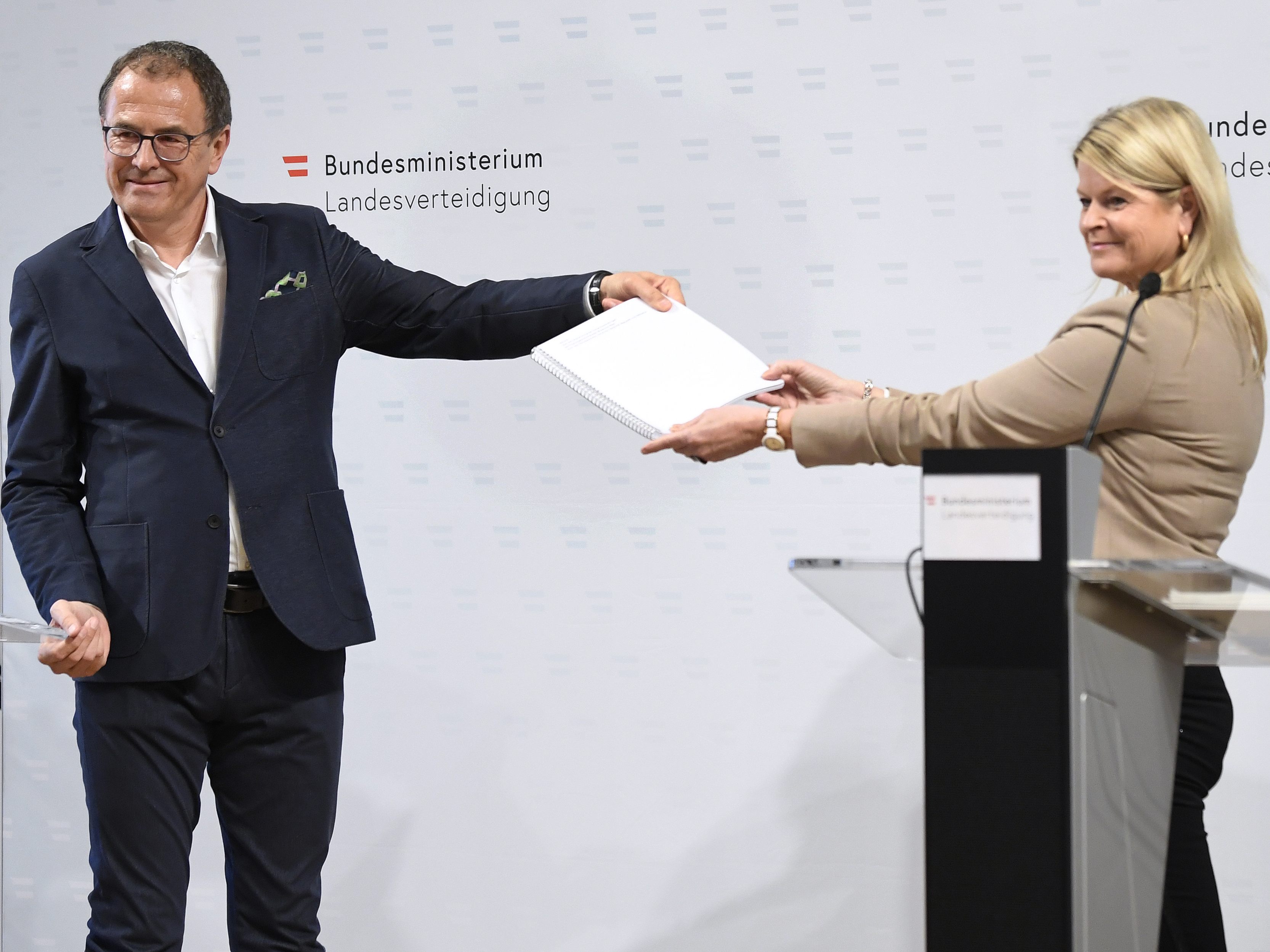 Am heutigen Montag wurde der Bericht präsentiert. Am heutigen Montag wurde der Bericht präsentiert.