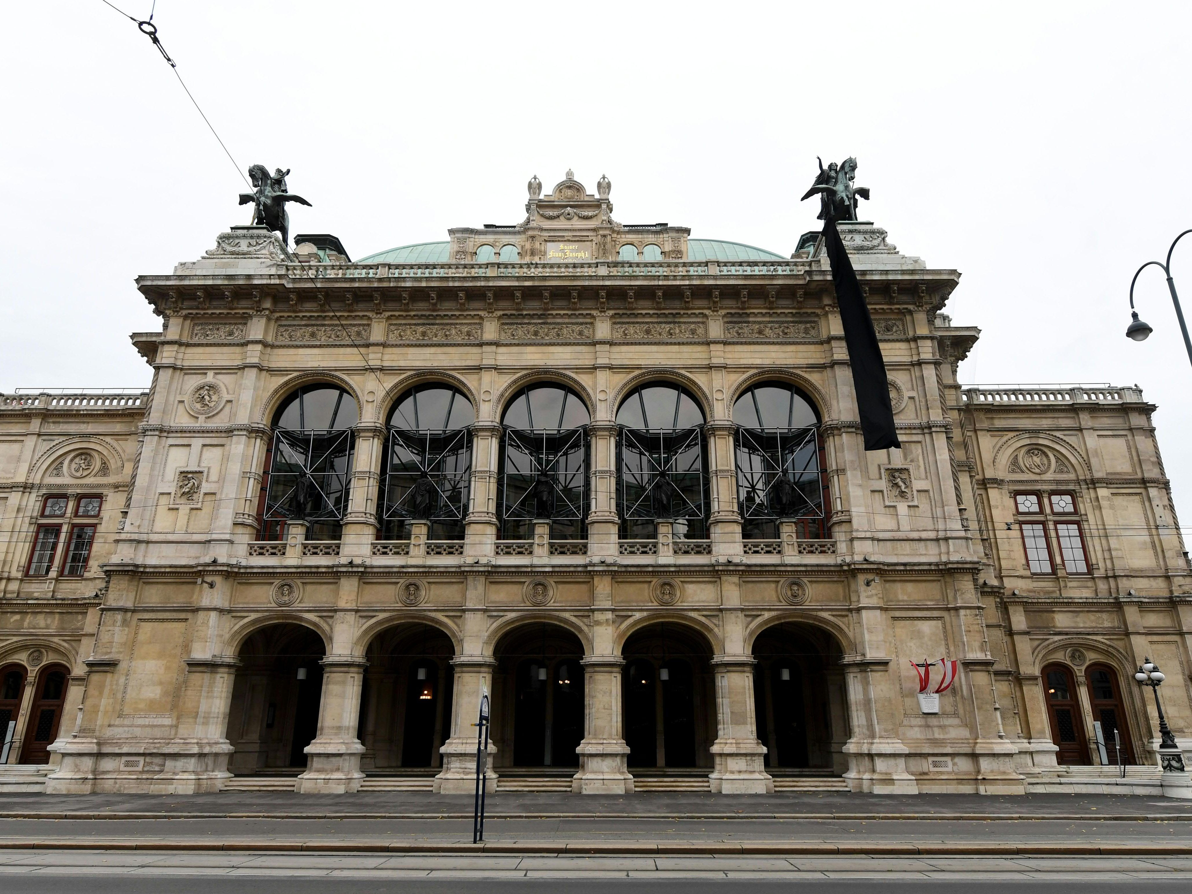 Vestibül, Feststiege, Prunkräume und die kaiserliche Mittelloge sind Teil des Rundganges. Vestibül, Feststiege, Prunkräume und die kaiserliche Mittelloge sind Teil des Rundganges.