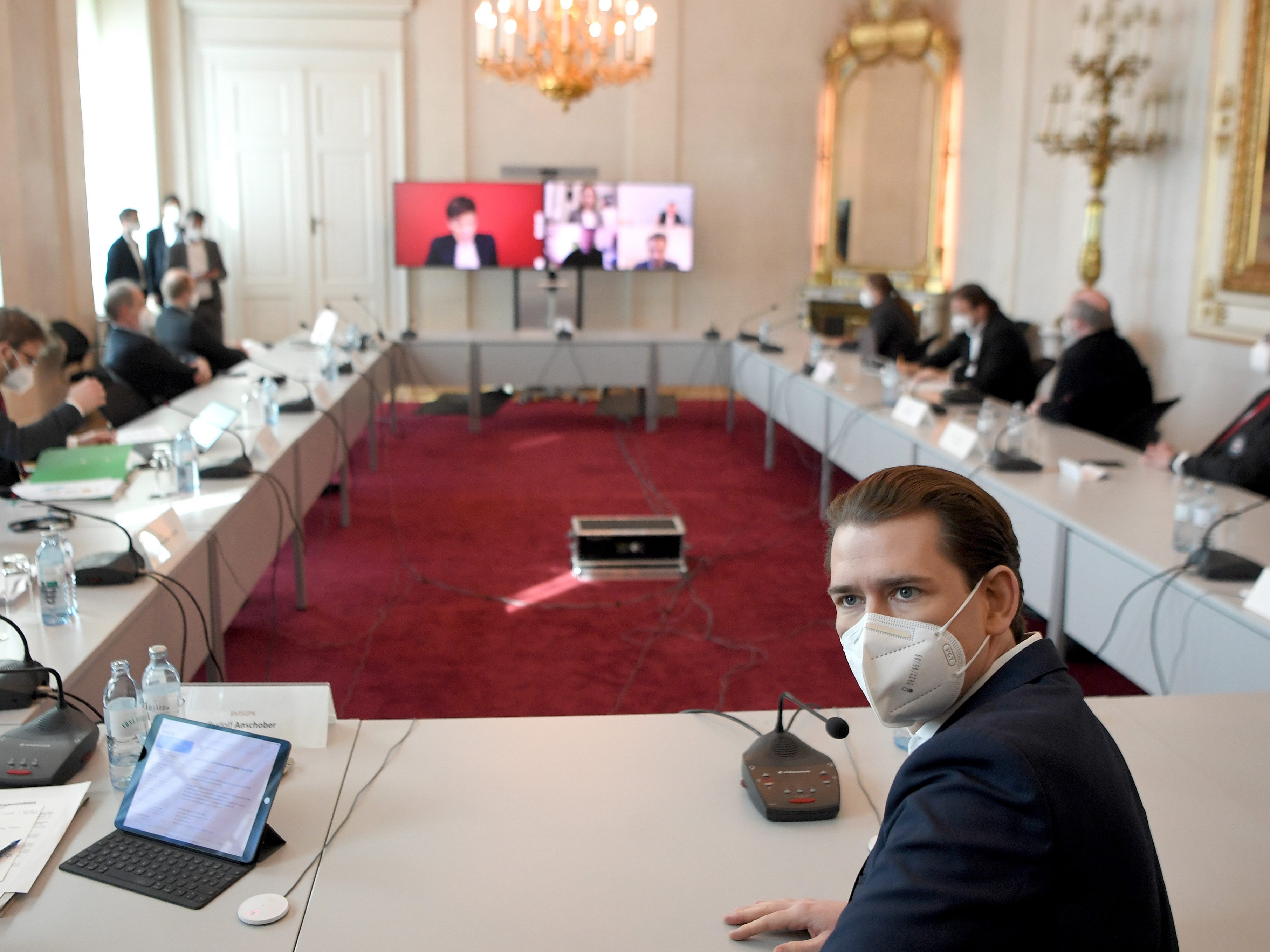 LIVE: Regierung meldet sich nach Beratungen mit Experten zu Wort. LIVE: Regierung meldet sich nach Beratungen mit Experten zu Wort.