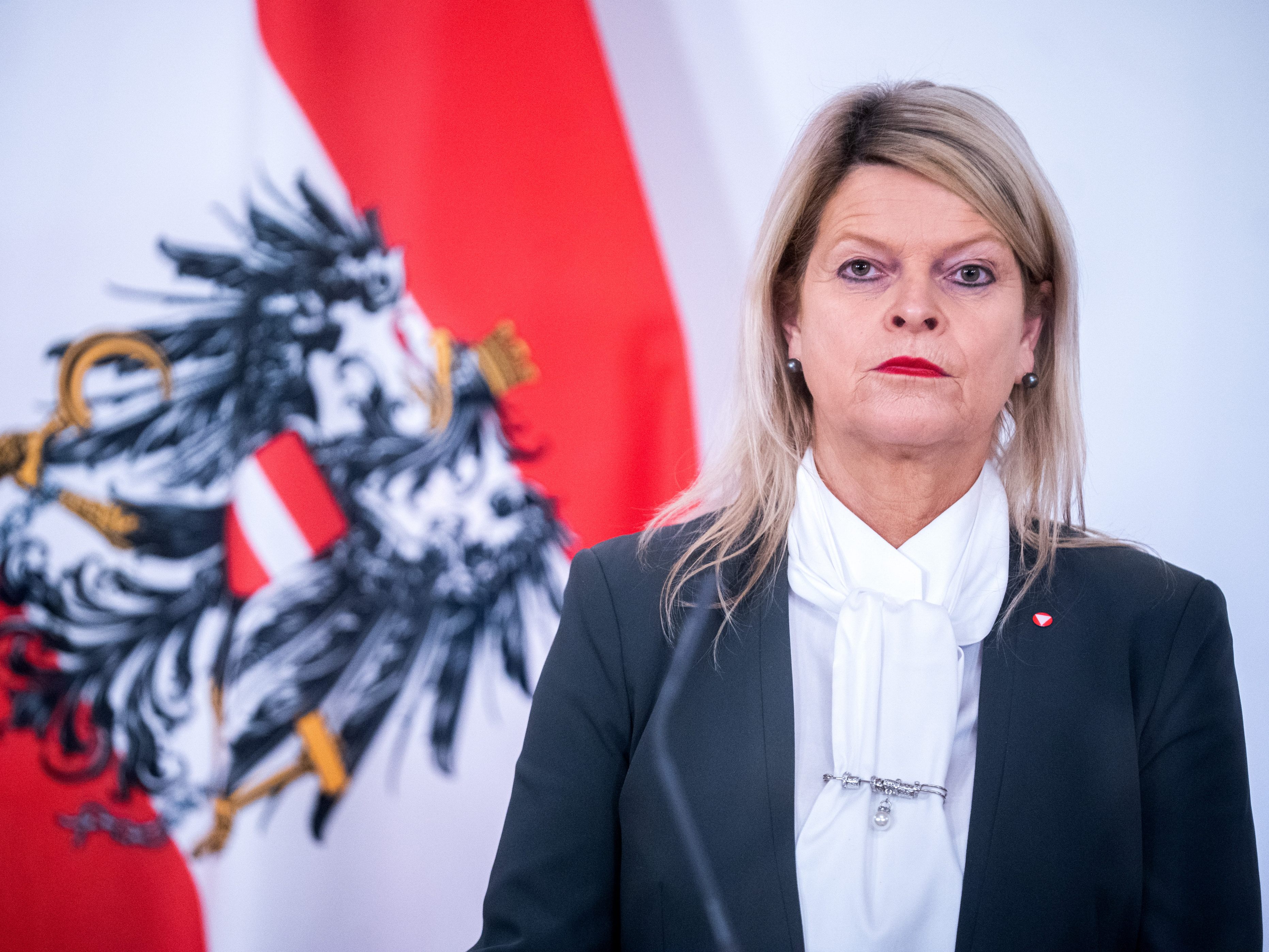 LIVE-Stream von der Pressekonferenz von Verteidigungsministerin Tanner.