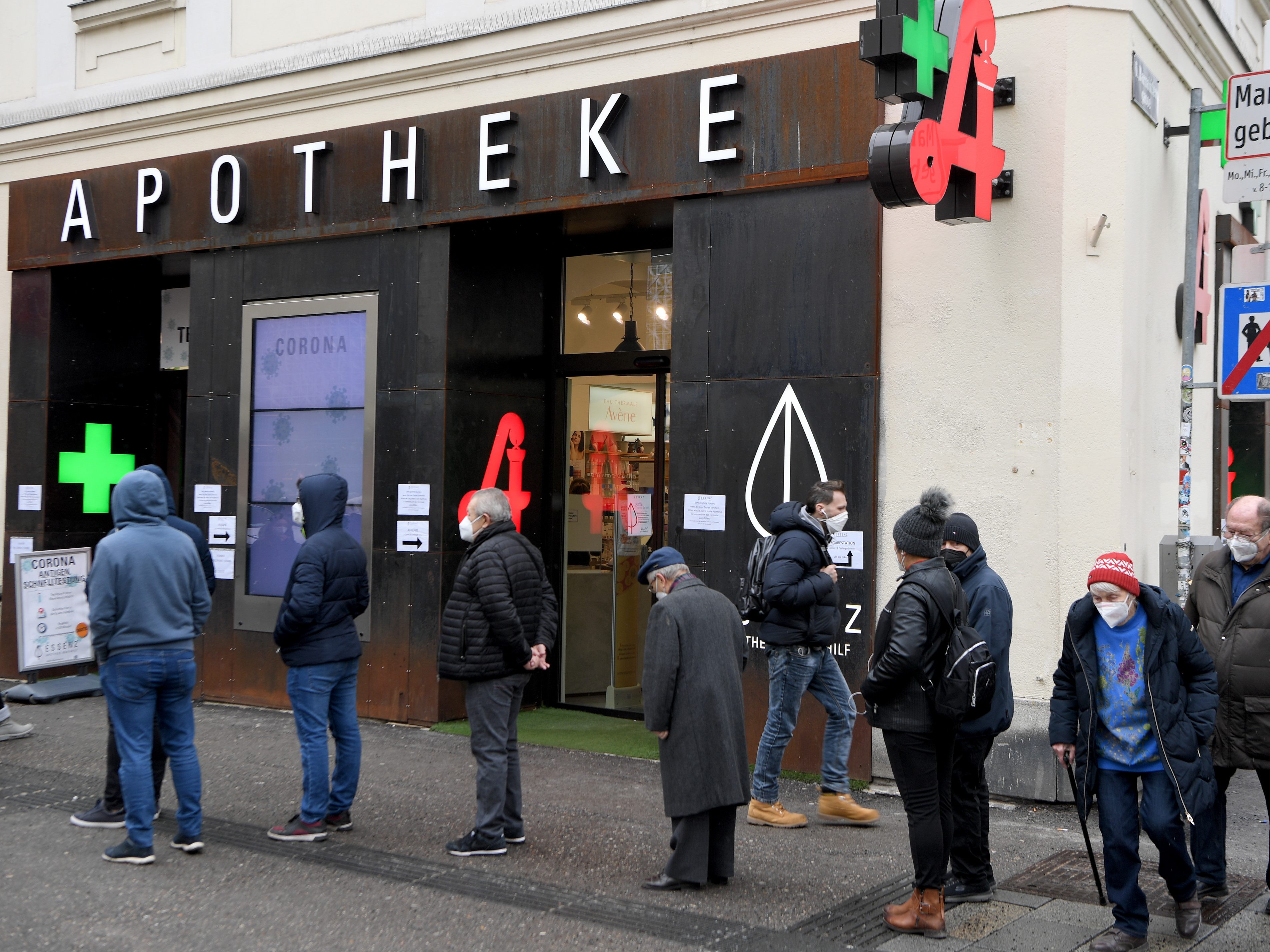 Zahlreiche Menschen nutzen die Möglichkeit der Corona-Tests in Apotheken. Zahlreiche Menschen nutzen die Möglichkeit der Corona-Tests in Apotheken.