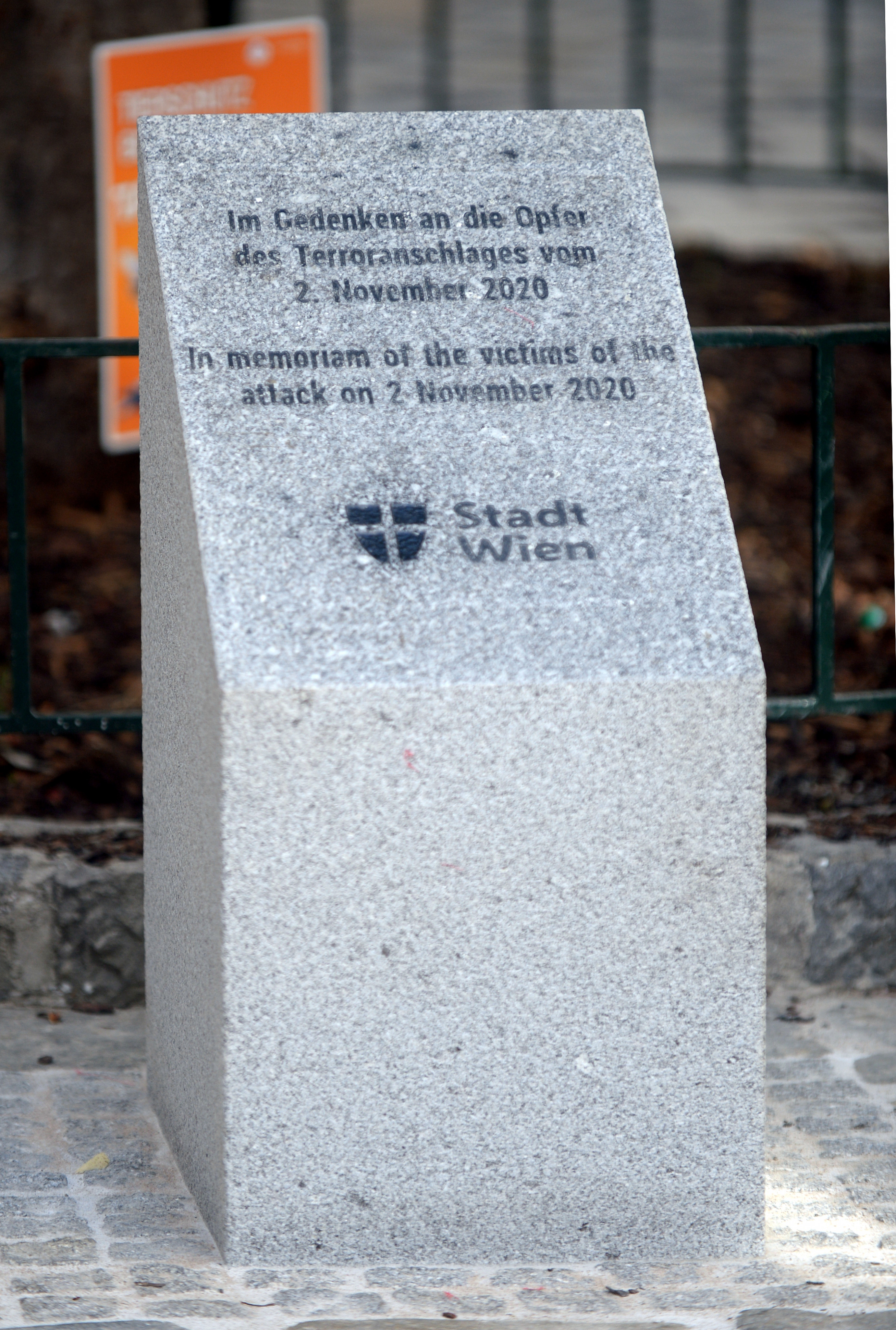 Der Gedenkstein ist schlicht gehalten. Der Gedenkstein ist schlicht gehalten.