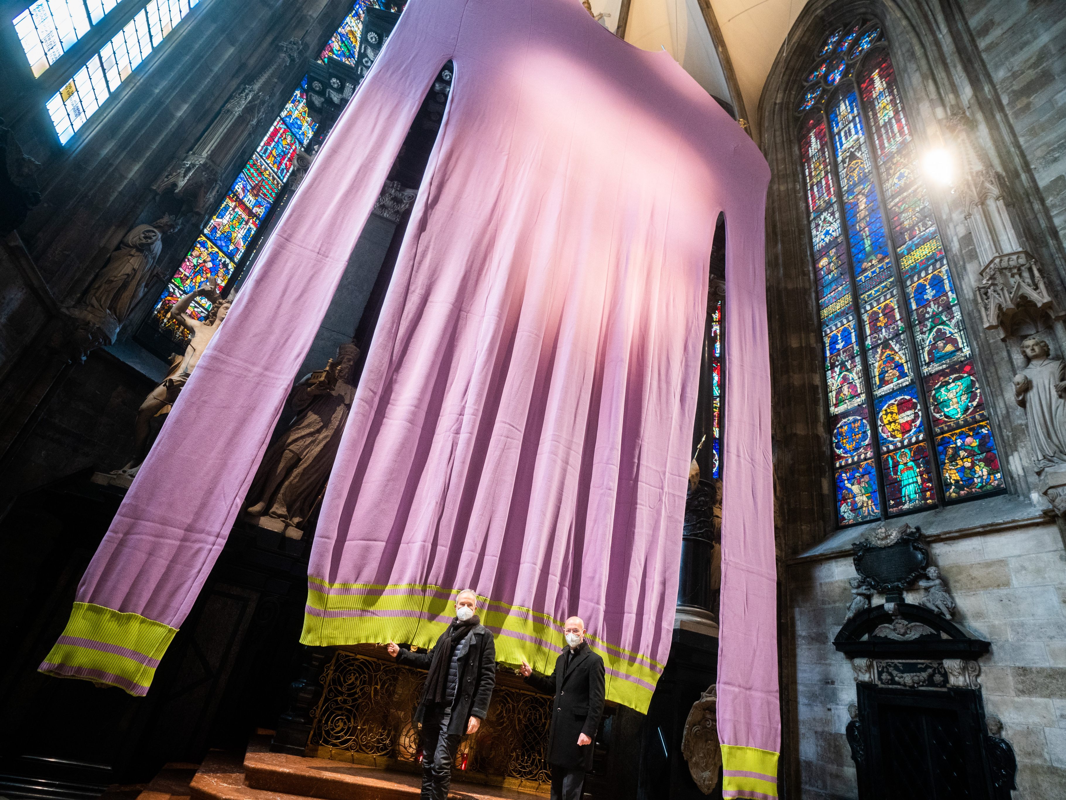 Im Stephansdom hängt nun dieses Fastentuch des Künstlers Erwin Wurm Im Stephansdom hängt nun dieses Fastentuch des Künstlers Erwin Wurm
