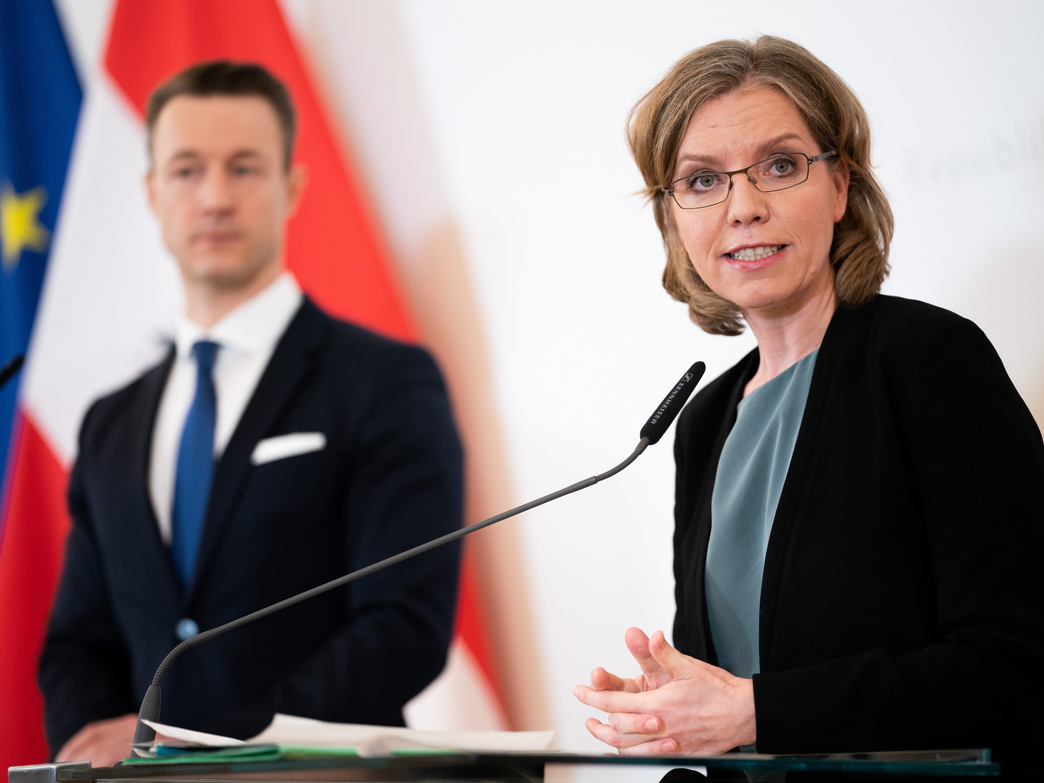 Zwischen Blümel und Gewessler hatte es in den vergangenen Tagen einen Disput um die Hilfsgelder gegeben. Zwischen Blümel und Gewessler hatte es in den vergangenen Tagen einen Disput um die Hilfsgelder gegeben.