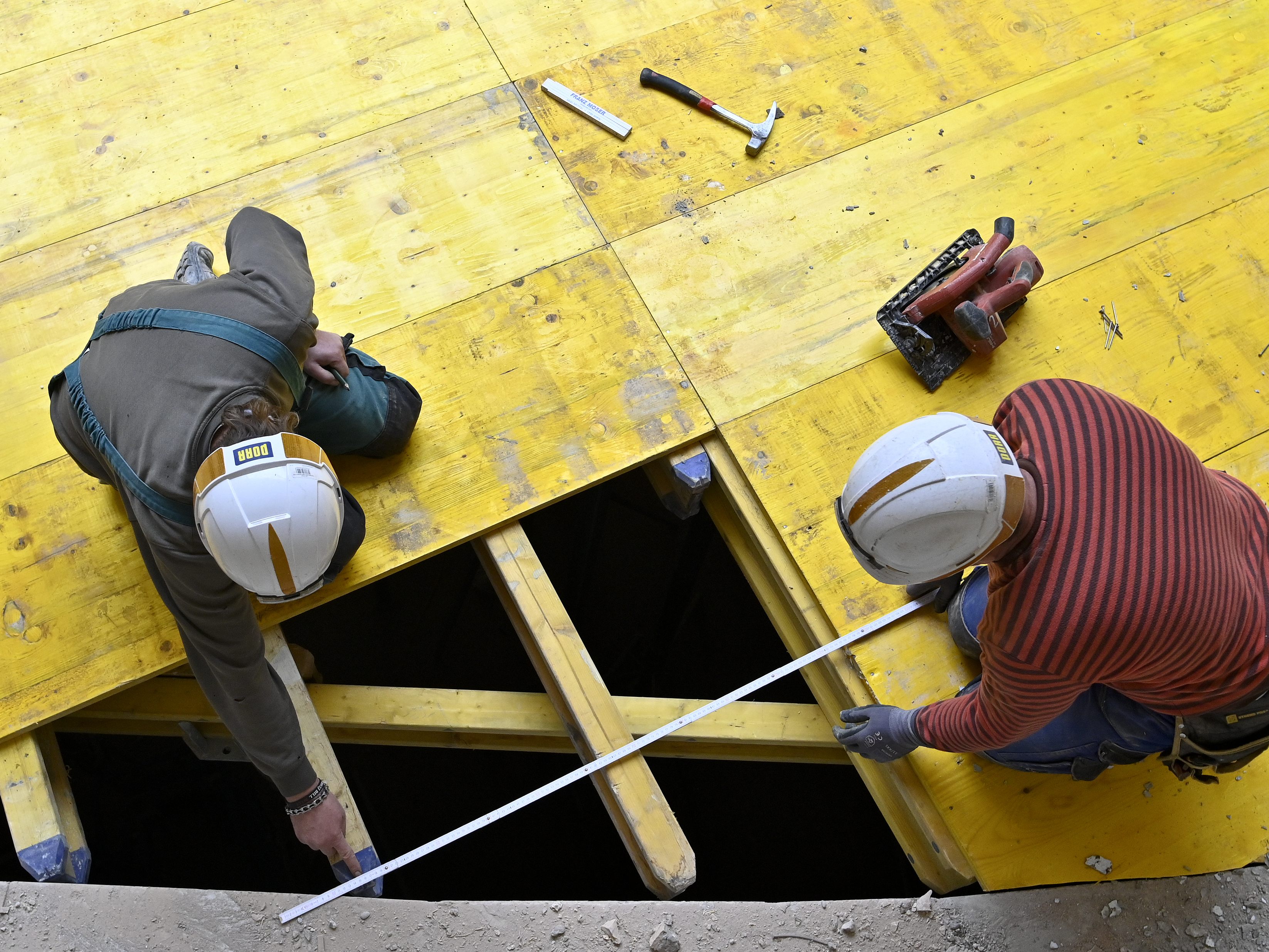 Aber herkömmlicher Mund-Nasen-Schutz am Arbeitsplatz auch draußen notwendig. Aber herkömmlicher Mund-Nasen-Schutz am Arbeitsplatz auch draußen notwendig.
