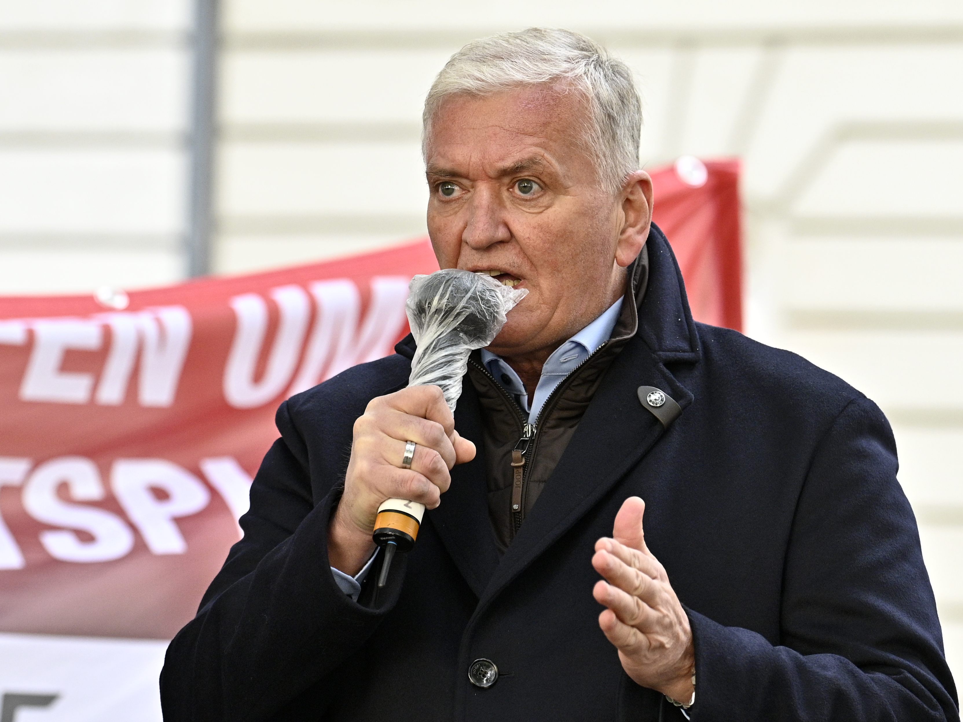 SPÖ-Landesparteichef (62) erhielt Vakzin in seiner Funktion als Präsident des Arbeiter-Samariterbundes. SPÖ-Landesparteichef (62) erhielt Vakzin in seiner Funktion als Präsident des Arbeiter-Samariterbundes.