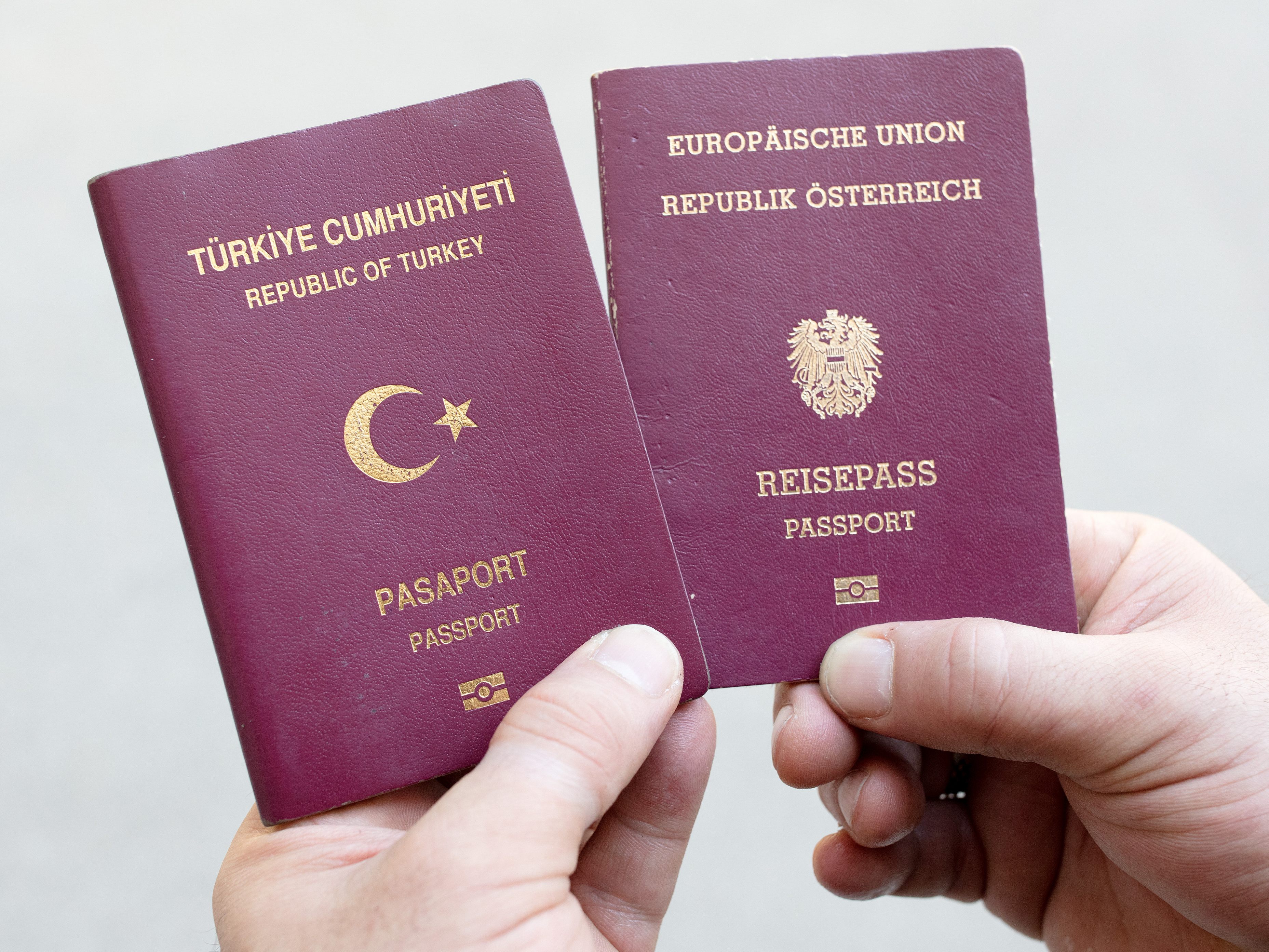 2020 bekamen 15,2 Prozent weniger Menschen die österreichische Staatsbürgerschaft als im Jahr davor. 2020 bekamen 15,2 Prozent weniger Menschen die österreichische Staatsbürgerschaft als im Jahr davor.