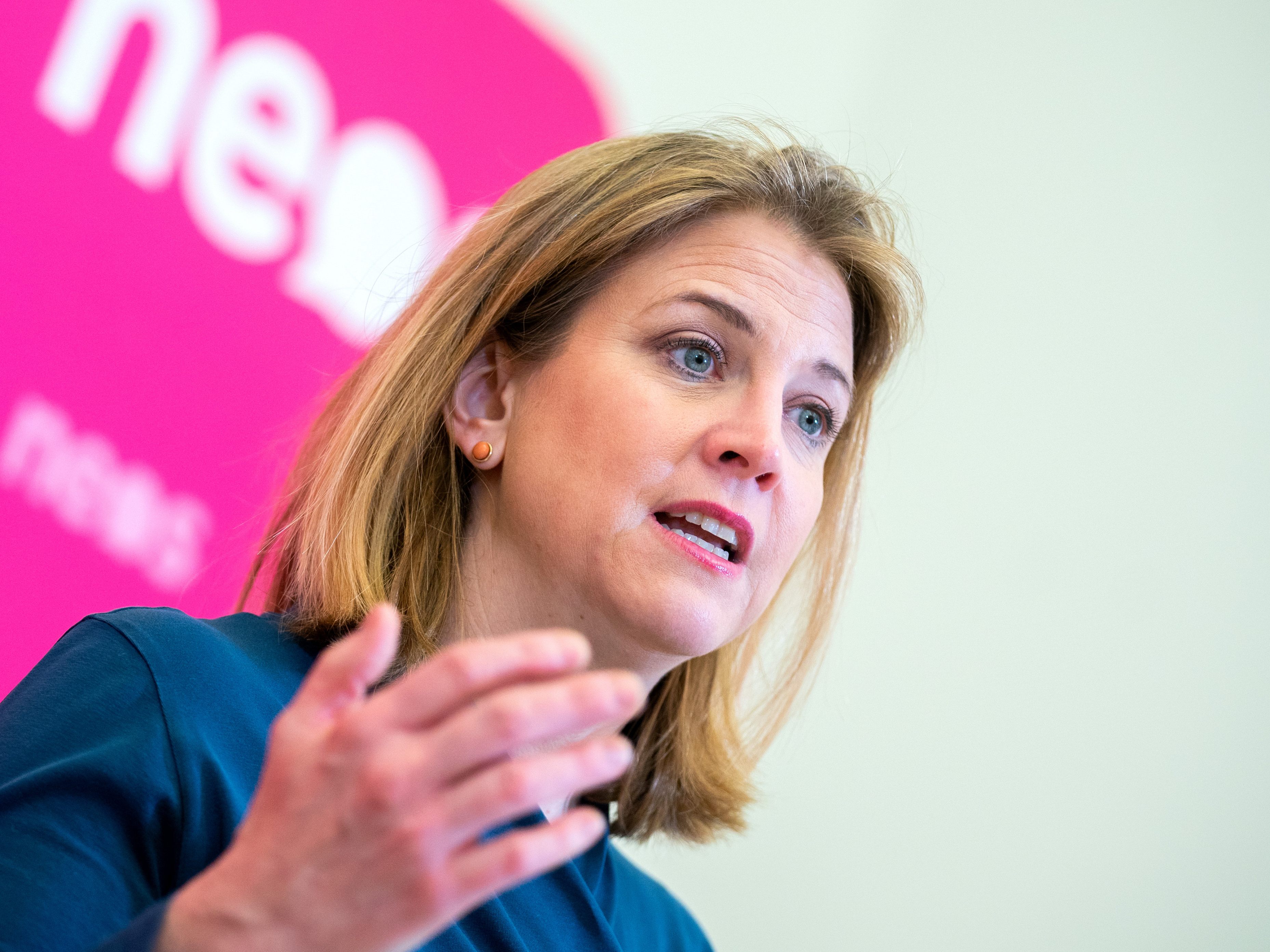NEOS-Chefin Beate Meinl-Reisinger sprach über einen pinken "Stufenplan" zur Öffnung NEOS-Chefin Beate Meinl-Reisinger sprach über einen pinken "Stufenplan" zur Öffnung