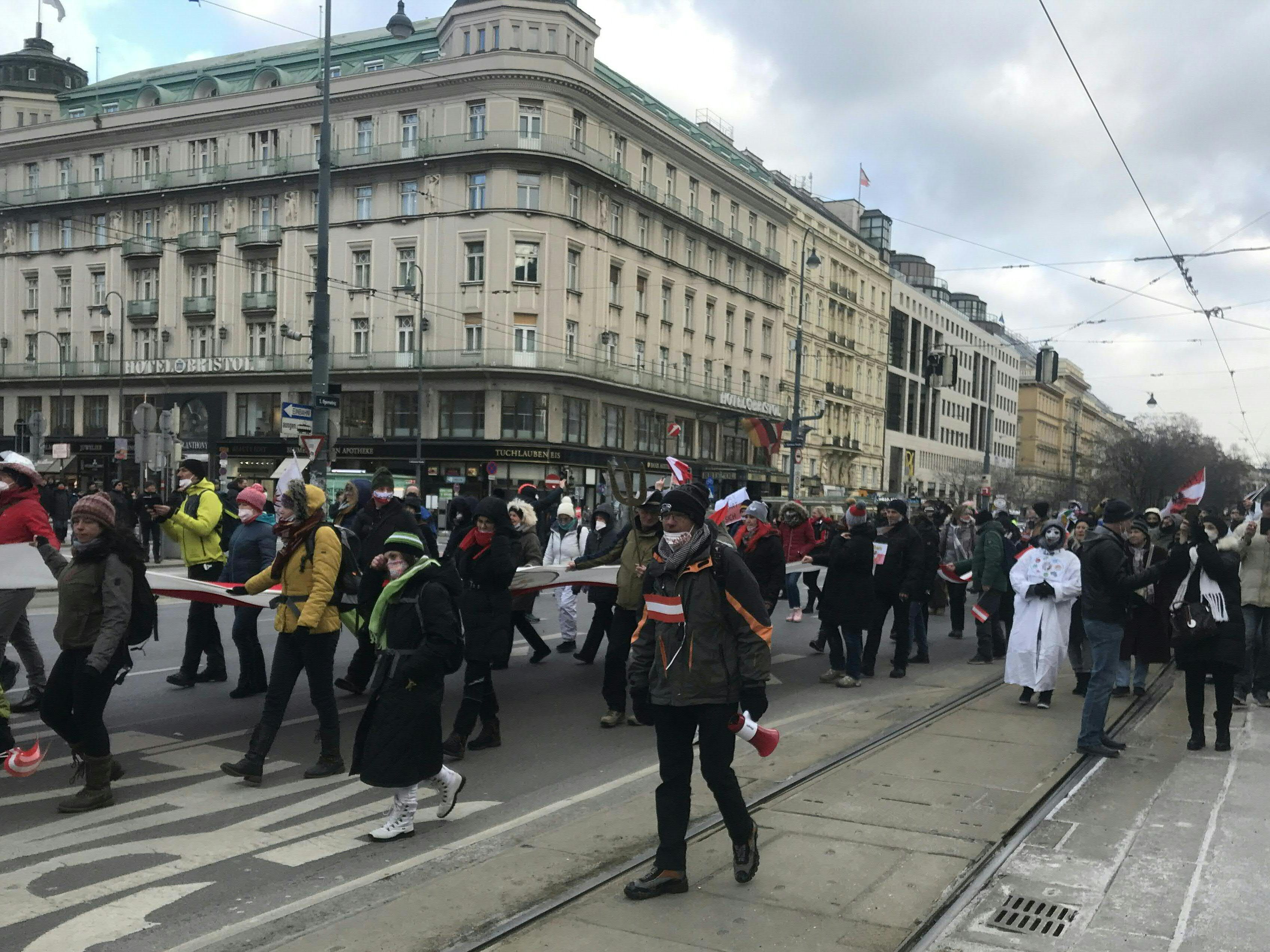 Rund 1.900 Anzeigen und mehrere Festnahmen bei Corona-Demos am Wochenende. Rund 1.900 Anzeigen und mehrere Festnahmen bei Corona-Demos am Wochenende.