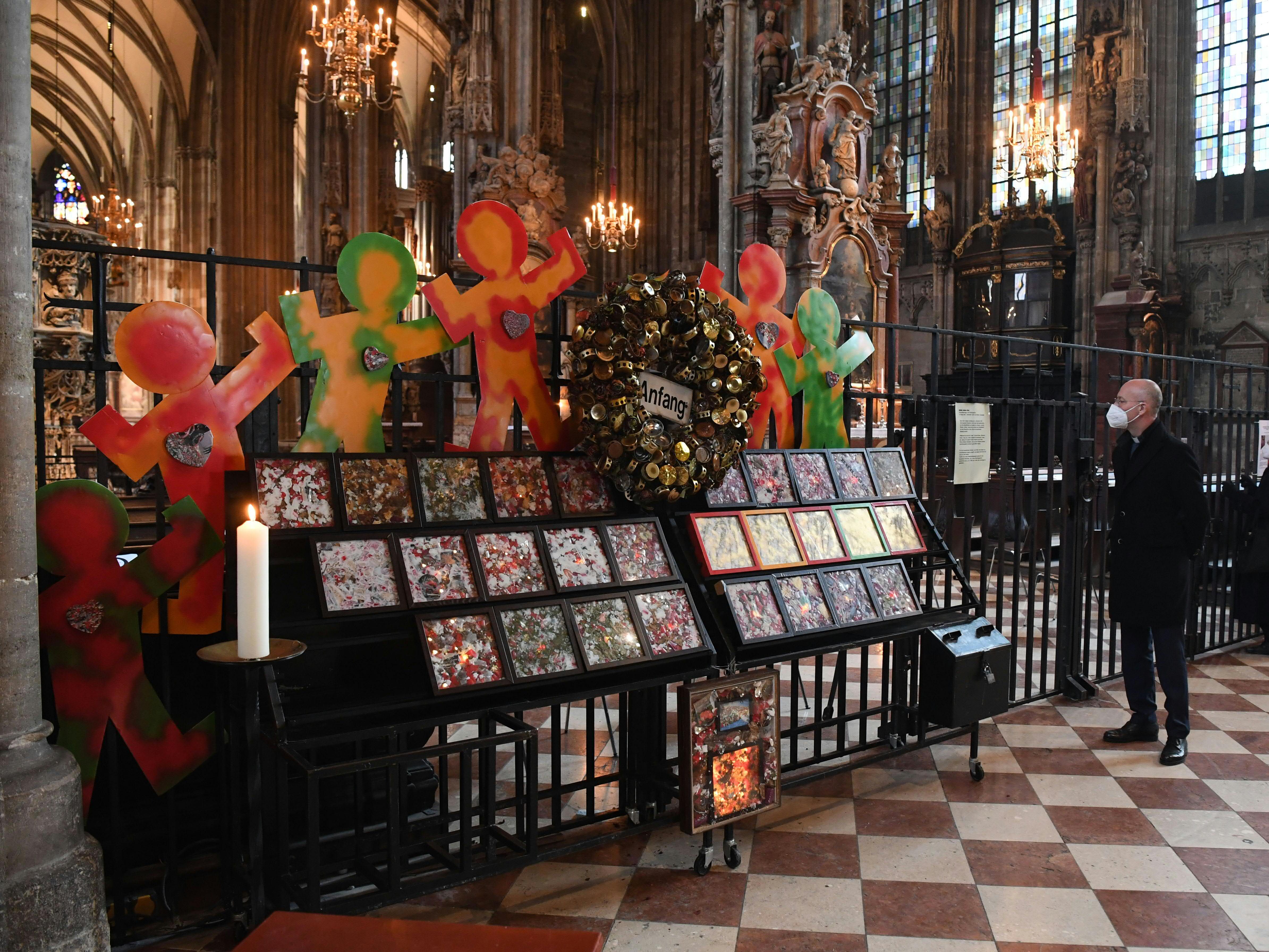 Die Überreste aus niedergelegten Kerzen, Briefen und Blumen werden im Stephansdom gezeigt. Die Überreste aus niedergelegten Kerzen, Briefen und Blumen werden im Stephansdom gezeigt.